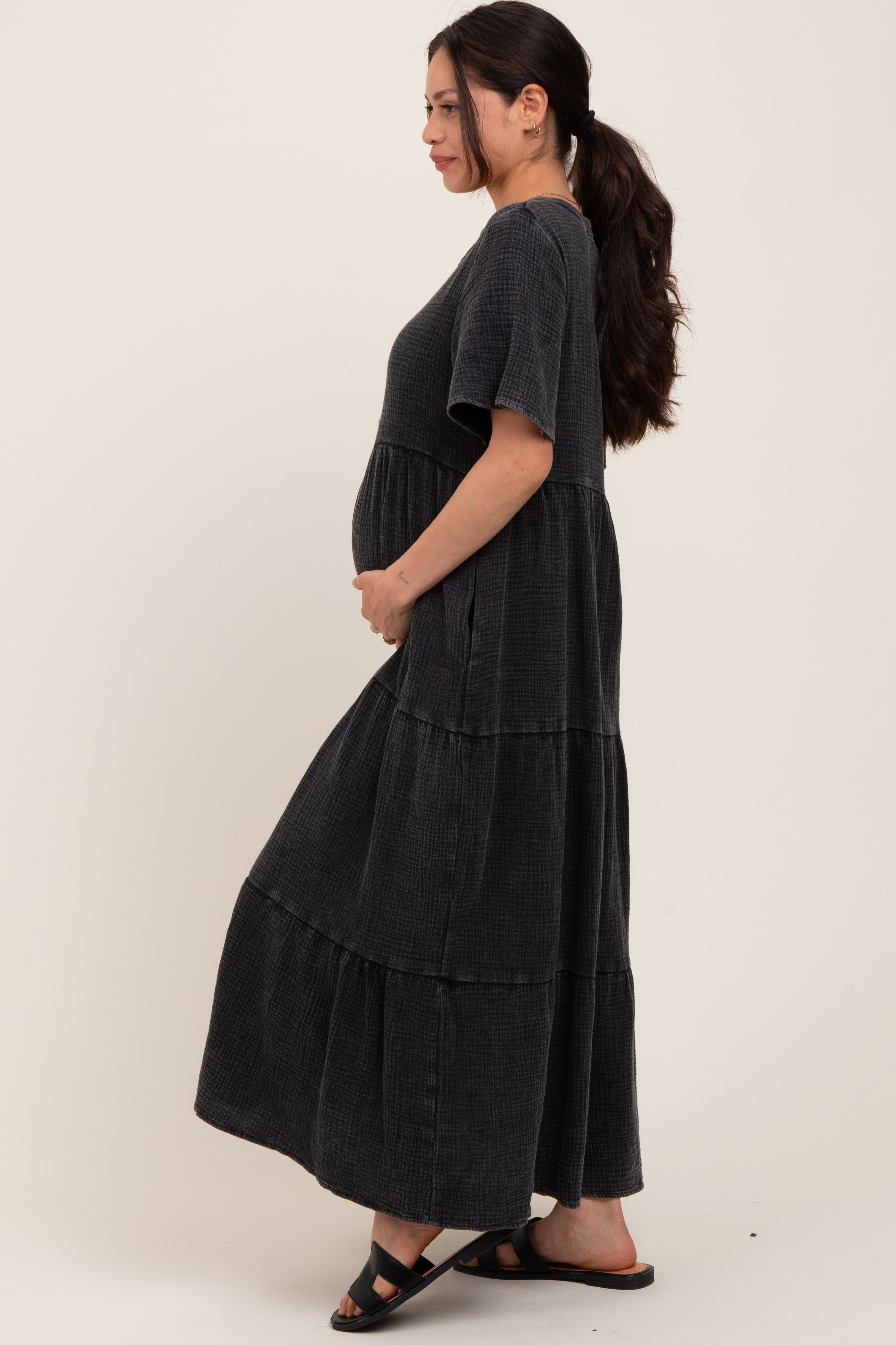 Schwarzes Umstands-Maxikleid mit Knopfleiste und Stufenrock