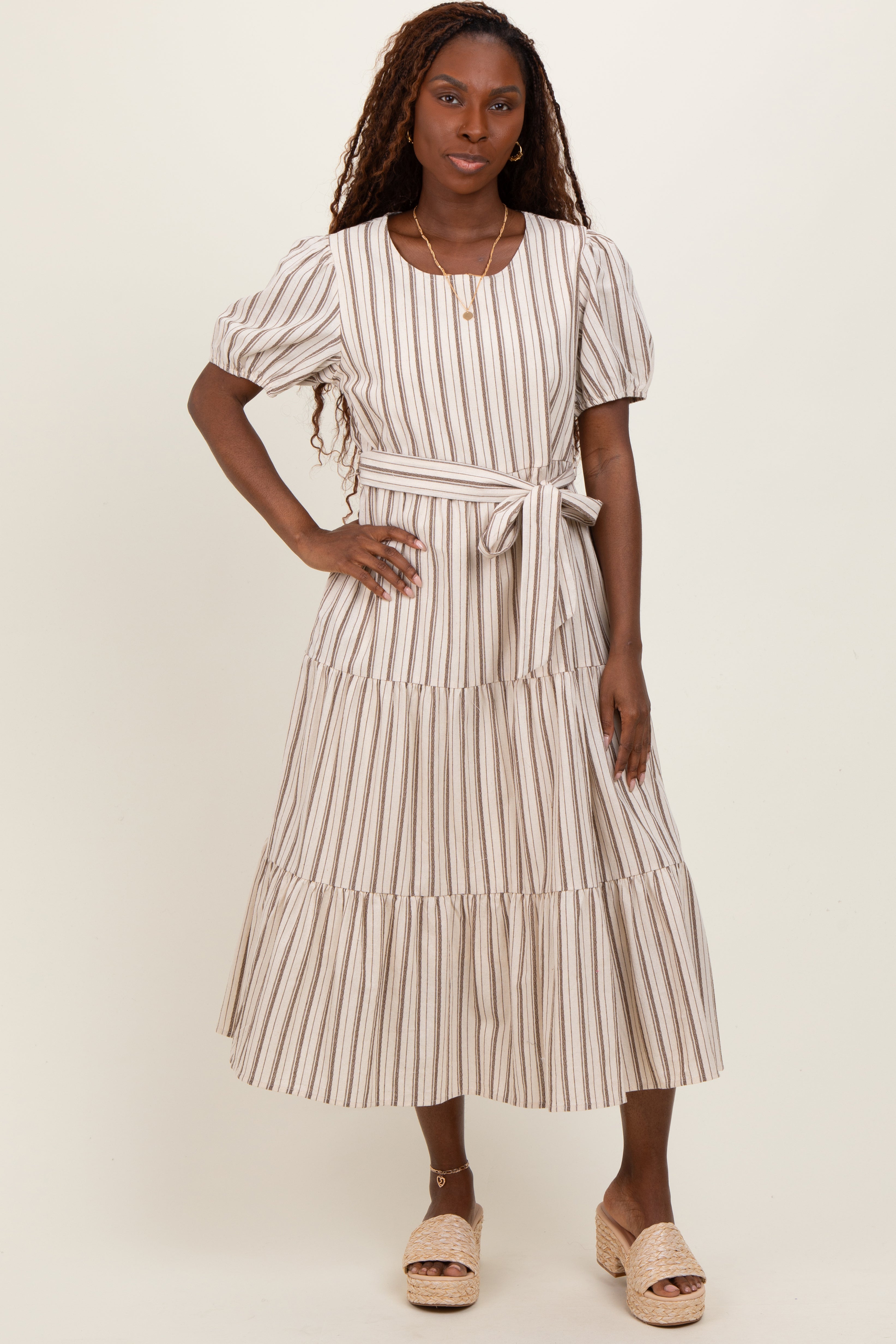 Elfenbeinfarbenes gestreiftes Umstands-Midikleid in Stufenoptik mit Bindegürtel