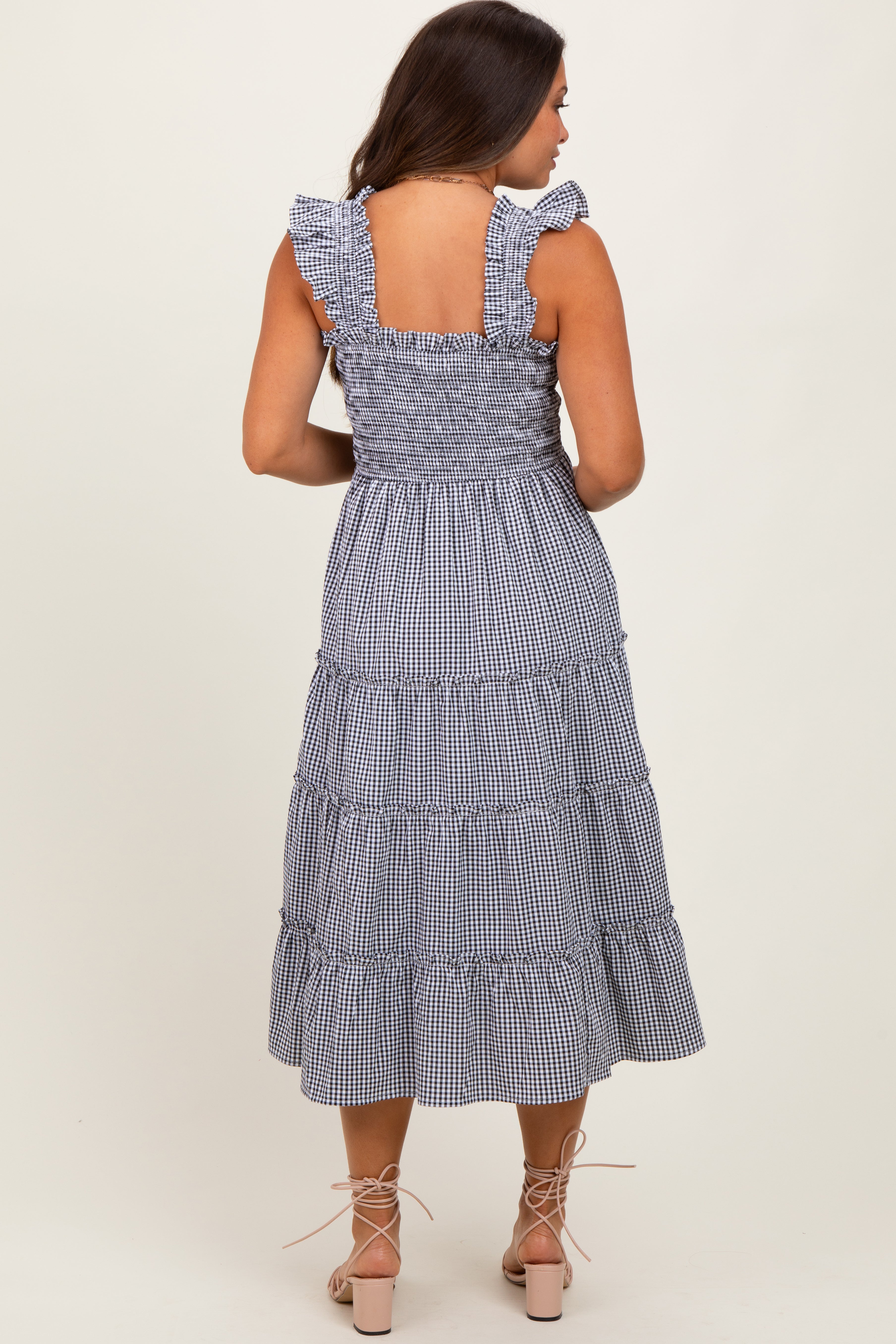 Schwarzes Umstands-Midikleid mit Vichy-Karo, Rüschen und Stufenrock