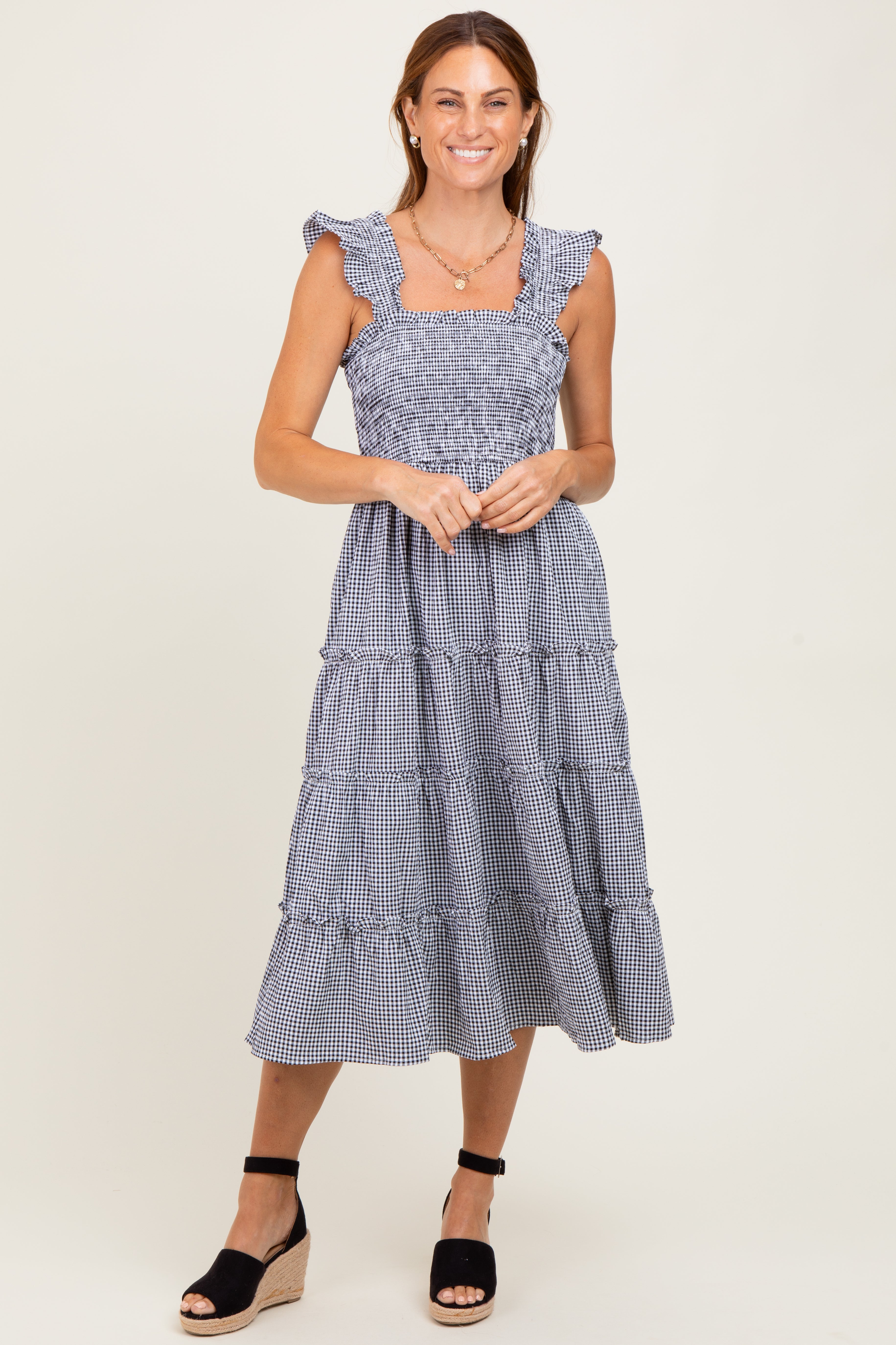 Schwarzes Umstands-Midikleid mit Vichy-Karo, Rüschen und Stufenrock