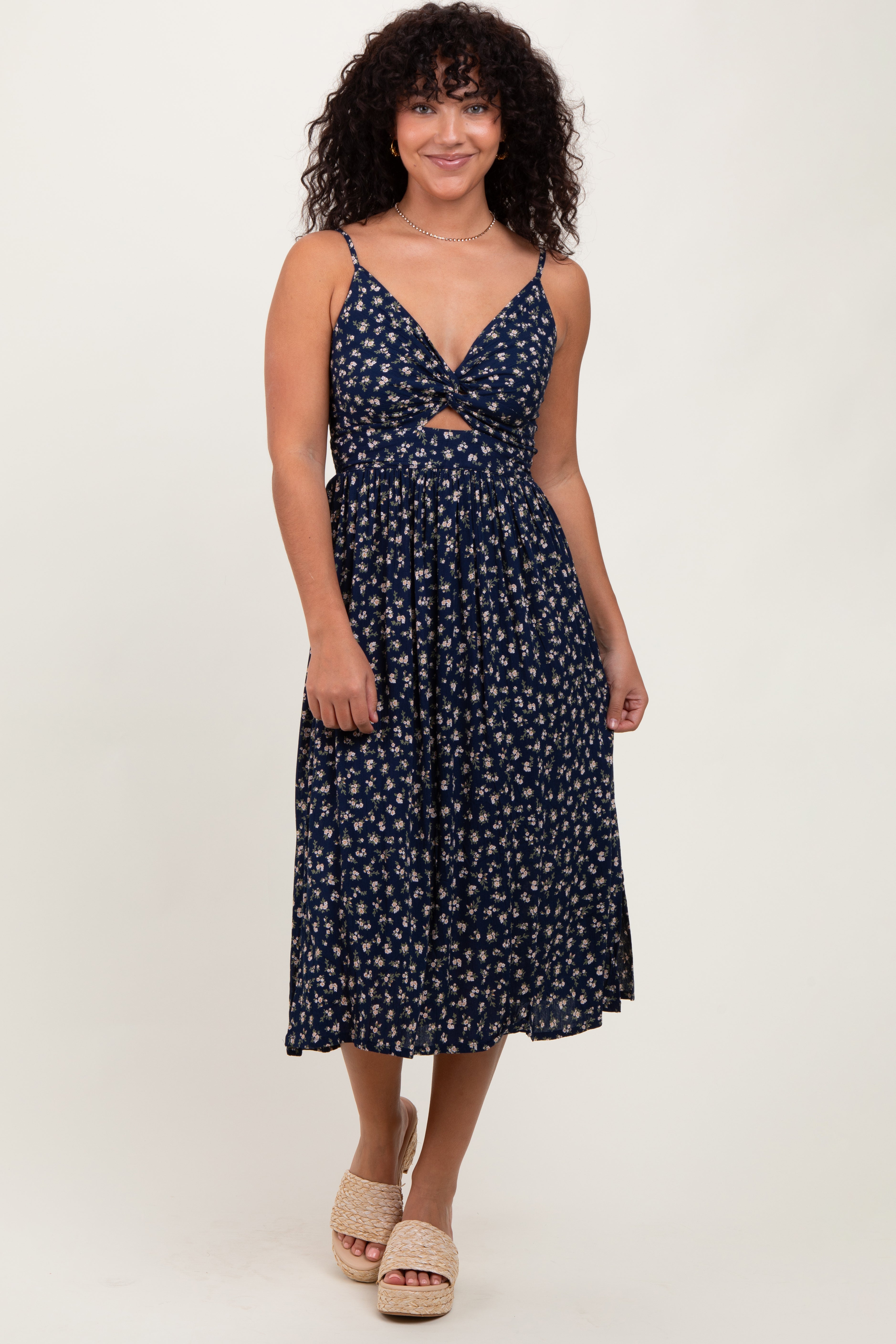Marineblaues geblümtes Umstands-Midikleid mit Twist-Detail und Cut-out