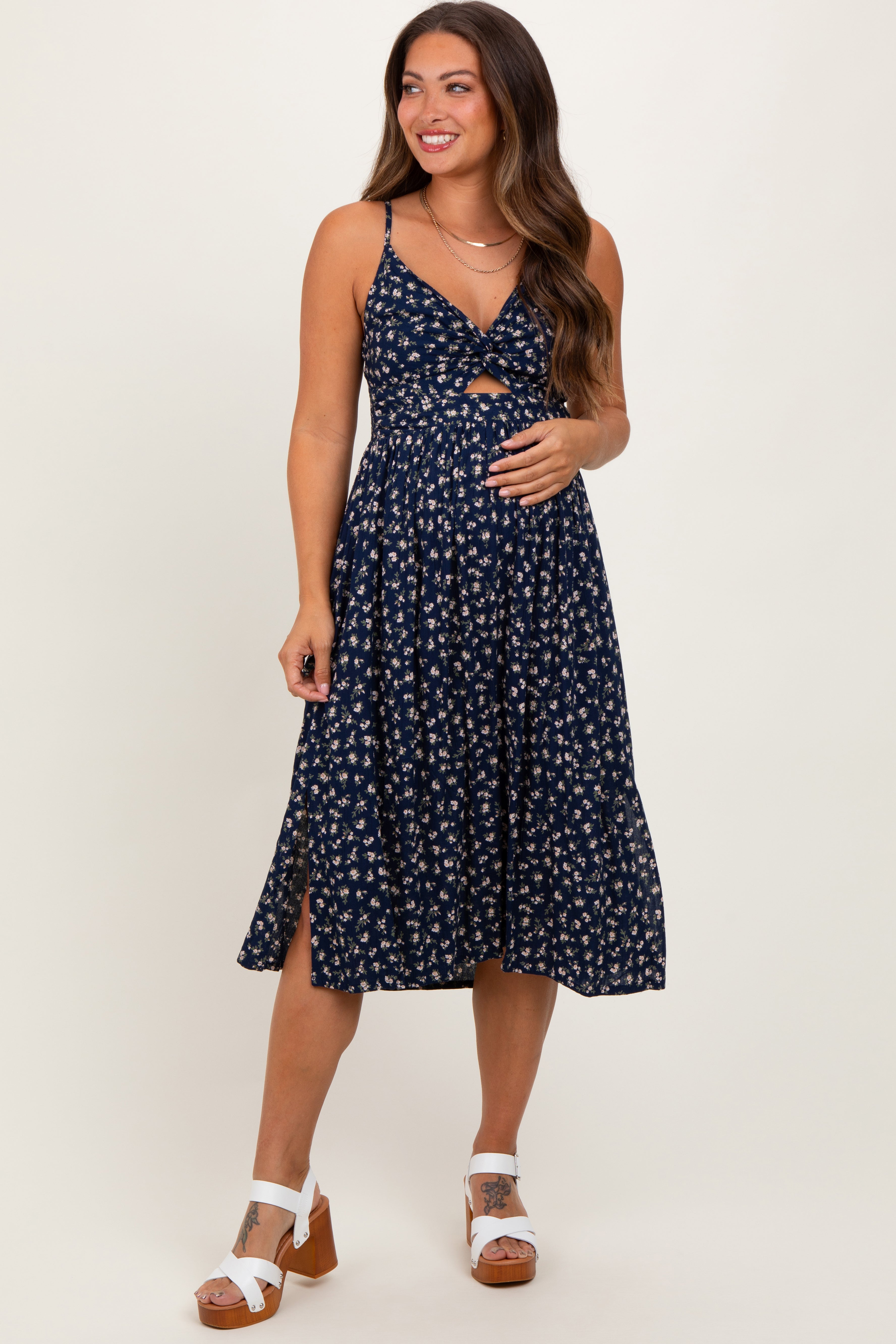 Marineblaues geblümtes Umstands-Midikleid mit Twist-Detail und Cut-out