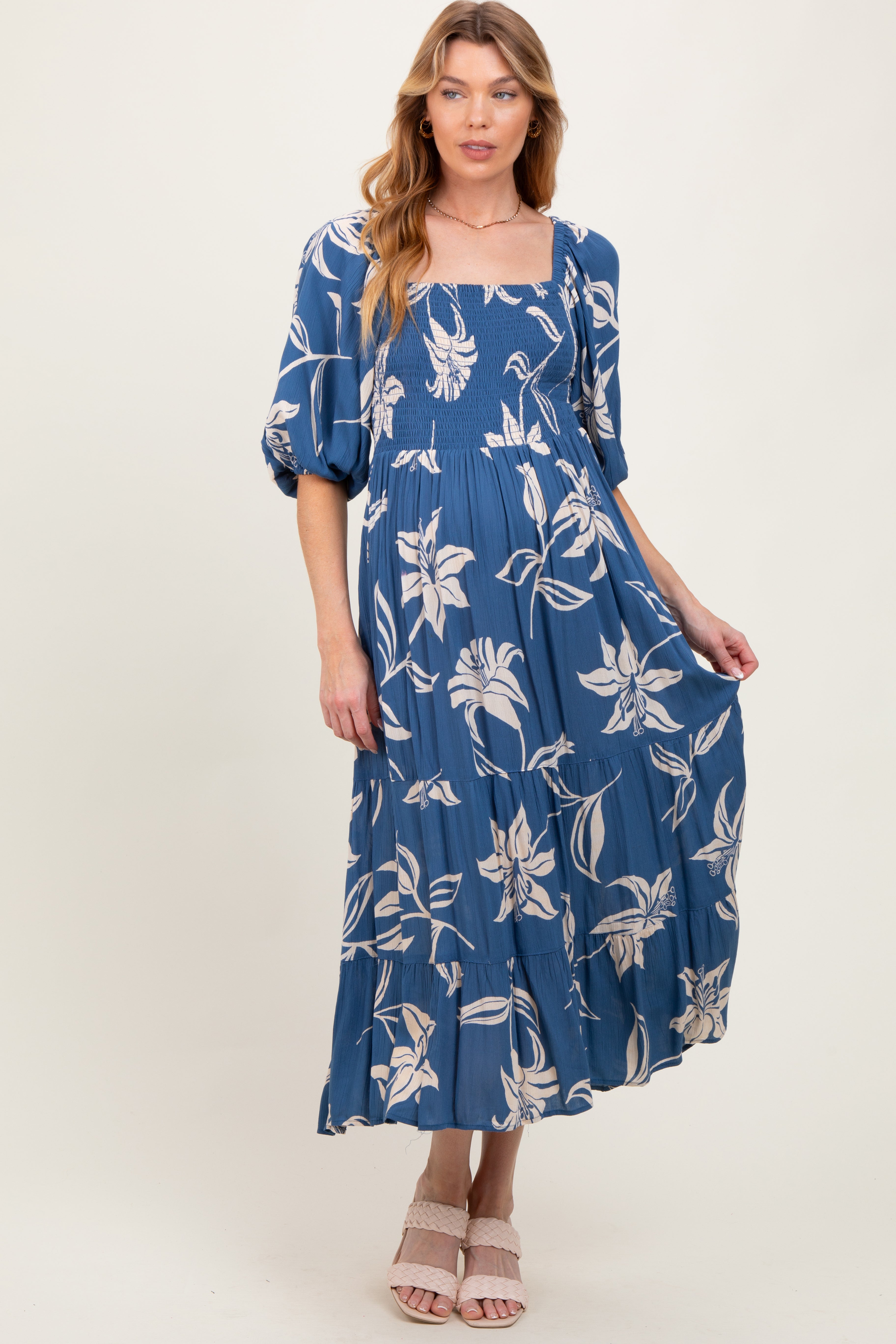 Blaues Umstands-Midikleid mit Smok-Einsatz und Puffärmeln