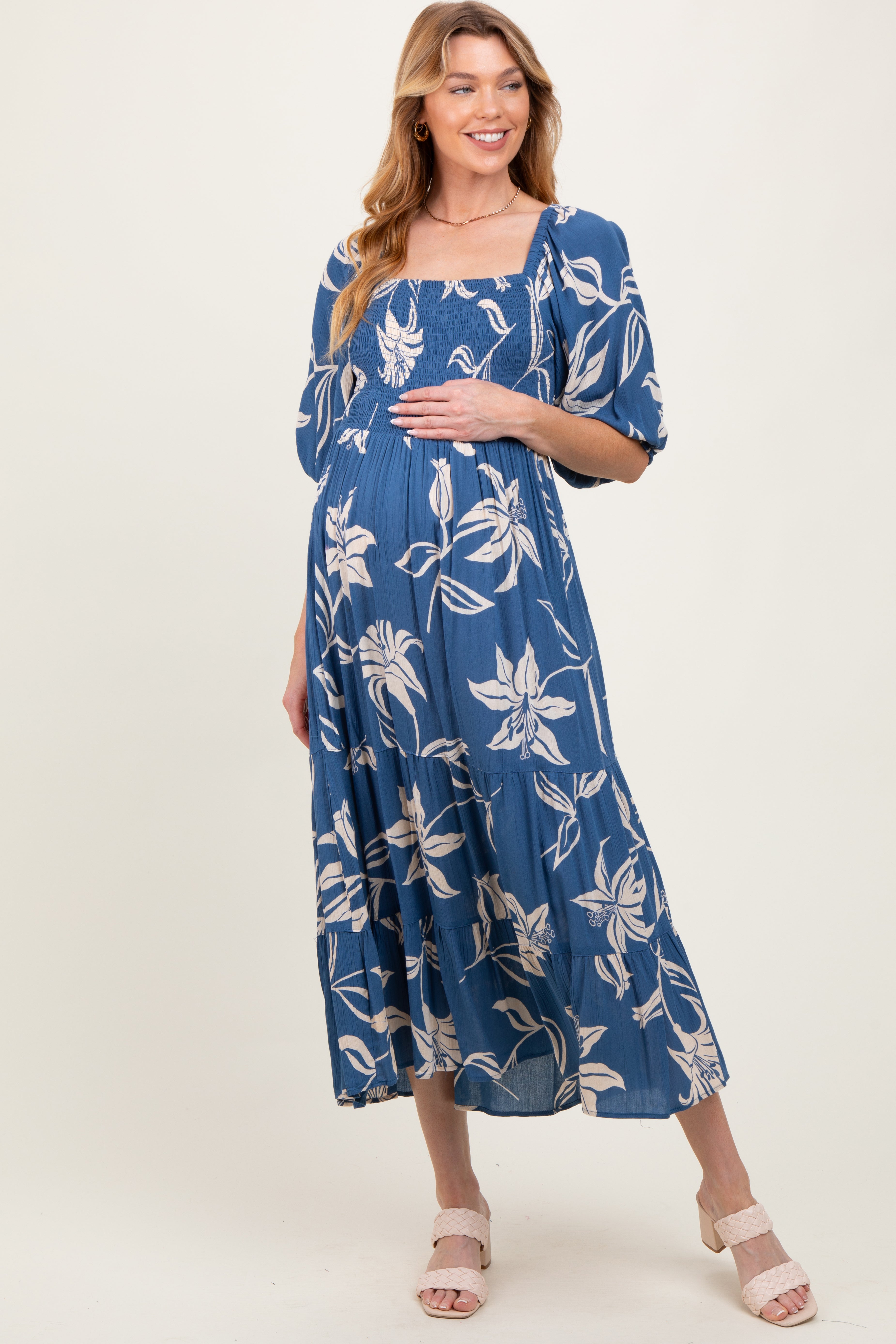 Blaues Umstands-Midikleid mit Smok-Einsatz und Puffärmeln