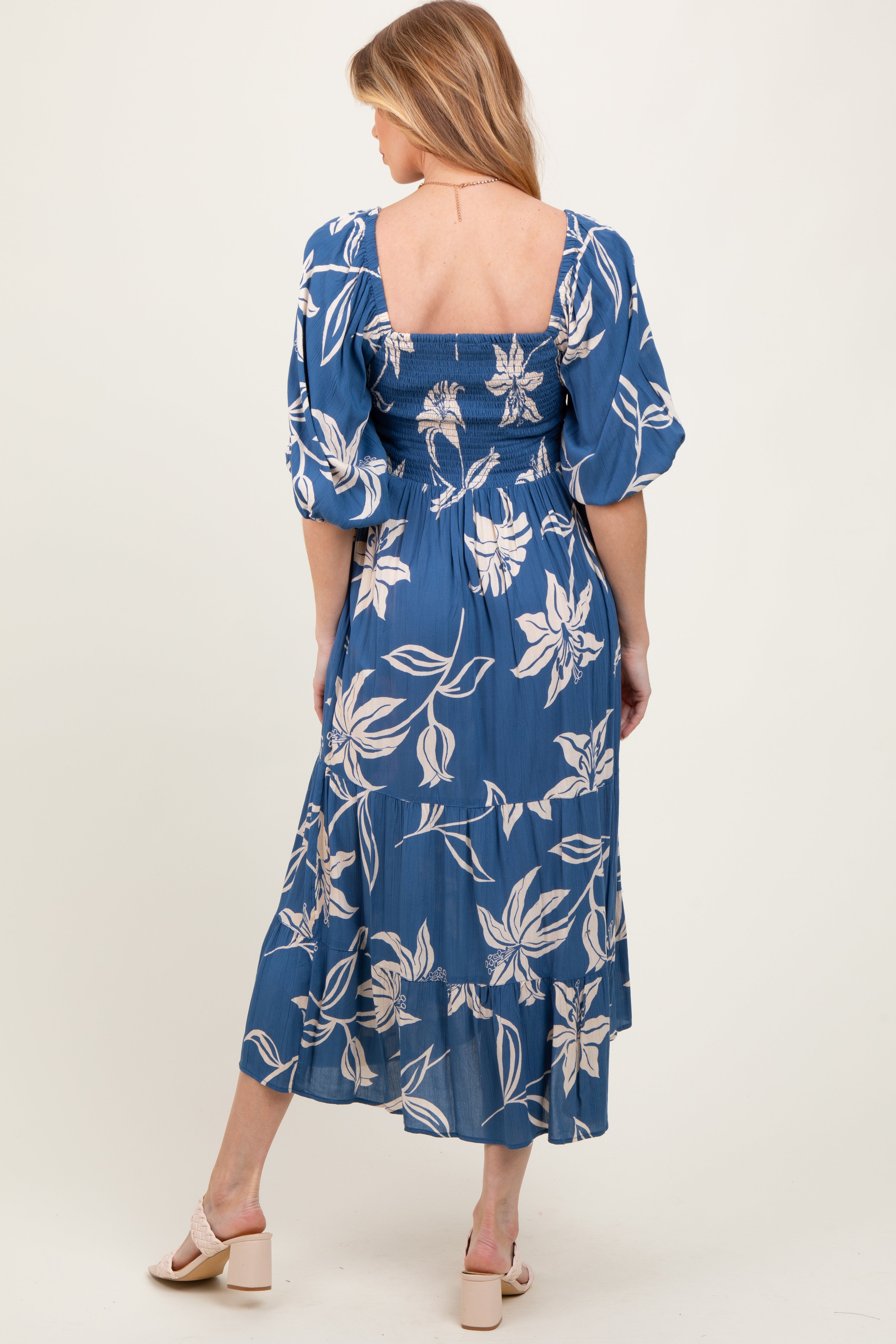 Blaues Umstands-Midikleid mit Smok-Einsatz und Puffärmeln