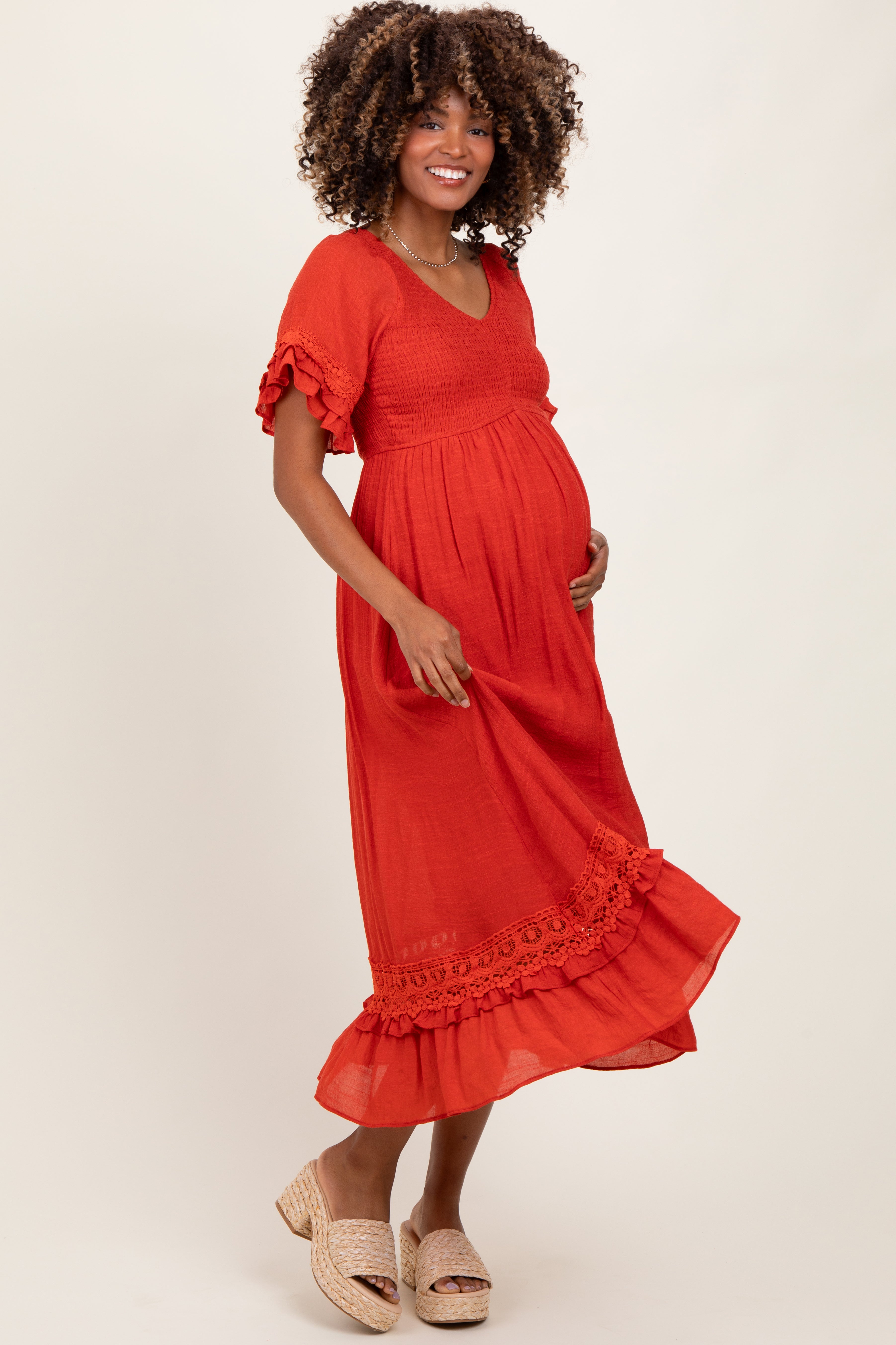 Rostfarbenes Umstands-Midikleid mit gesmoktem Oberteil, Häkeldetails und Rüschenbesatz