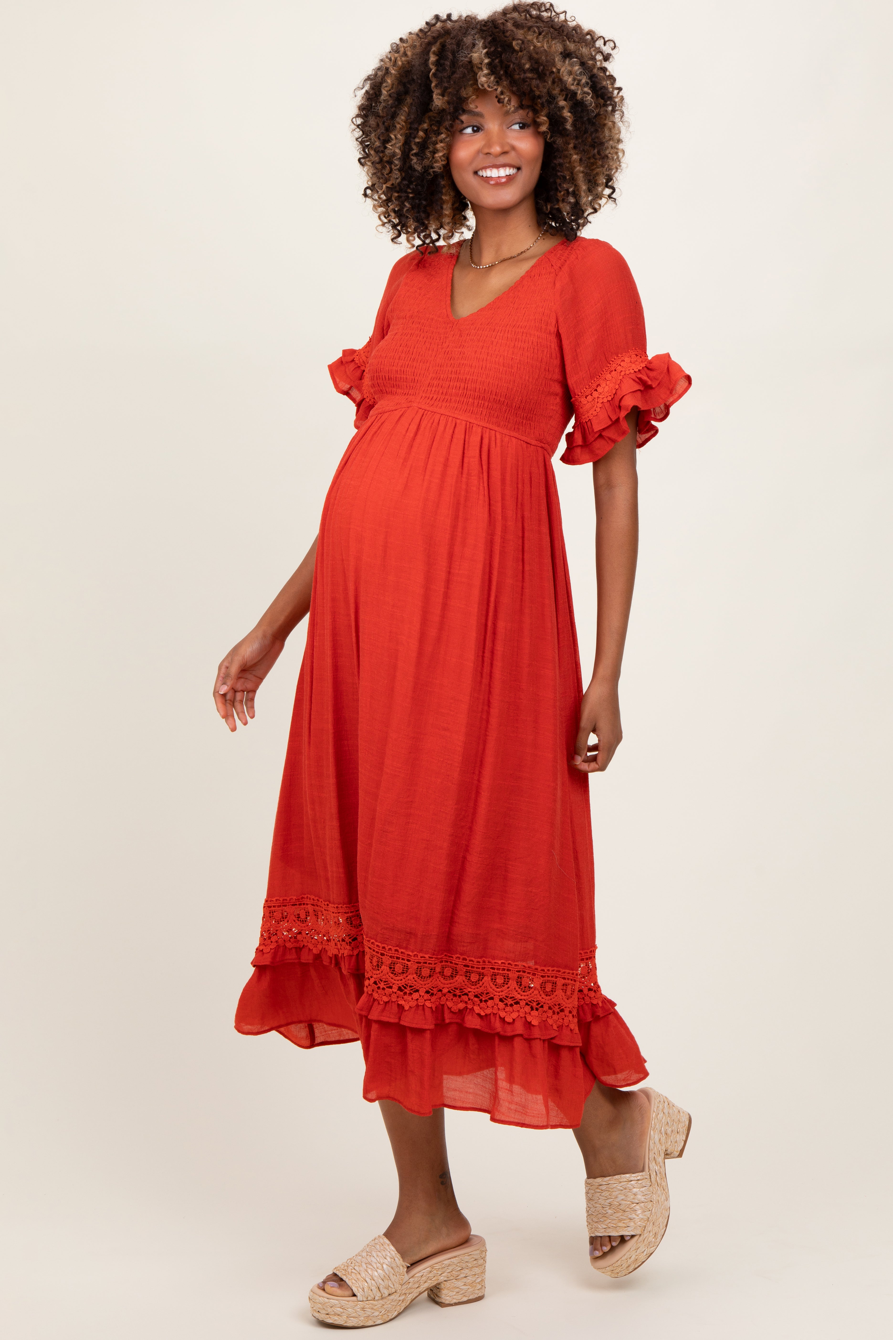 Rostfarbenes Umstands-Midikleid mit gesmoktem Oberteil, Häkeldetails und Rüschenbesatz