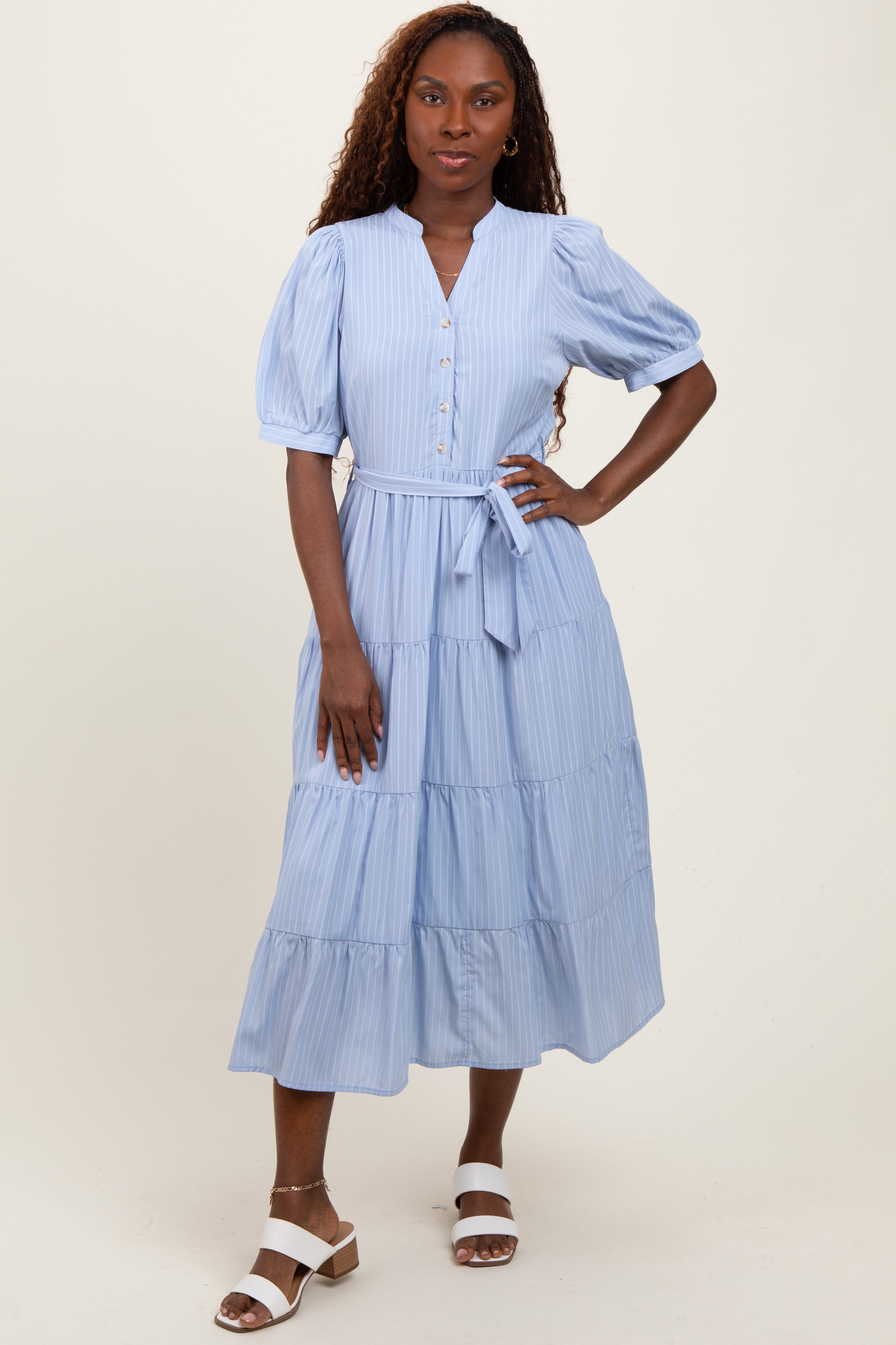 Hellblaues gestreiftes Umstands-Maxikleid mit Knopfleiste und Stufenrock