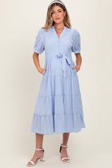 Hellblaues gestreiftes Umstands-Maxikleid mit Knopfleiste und Stufenrock