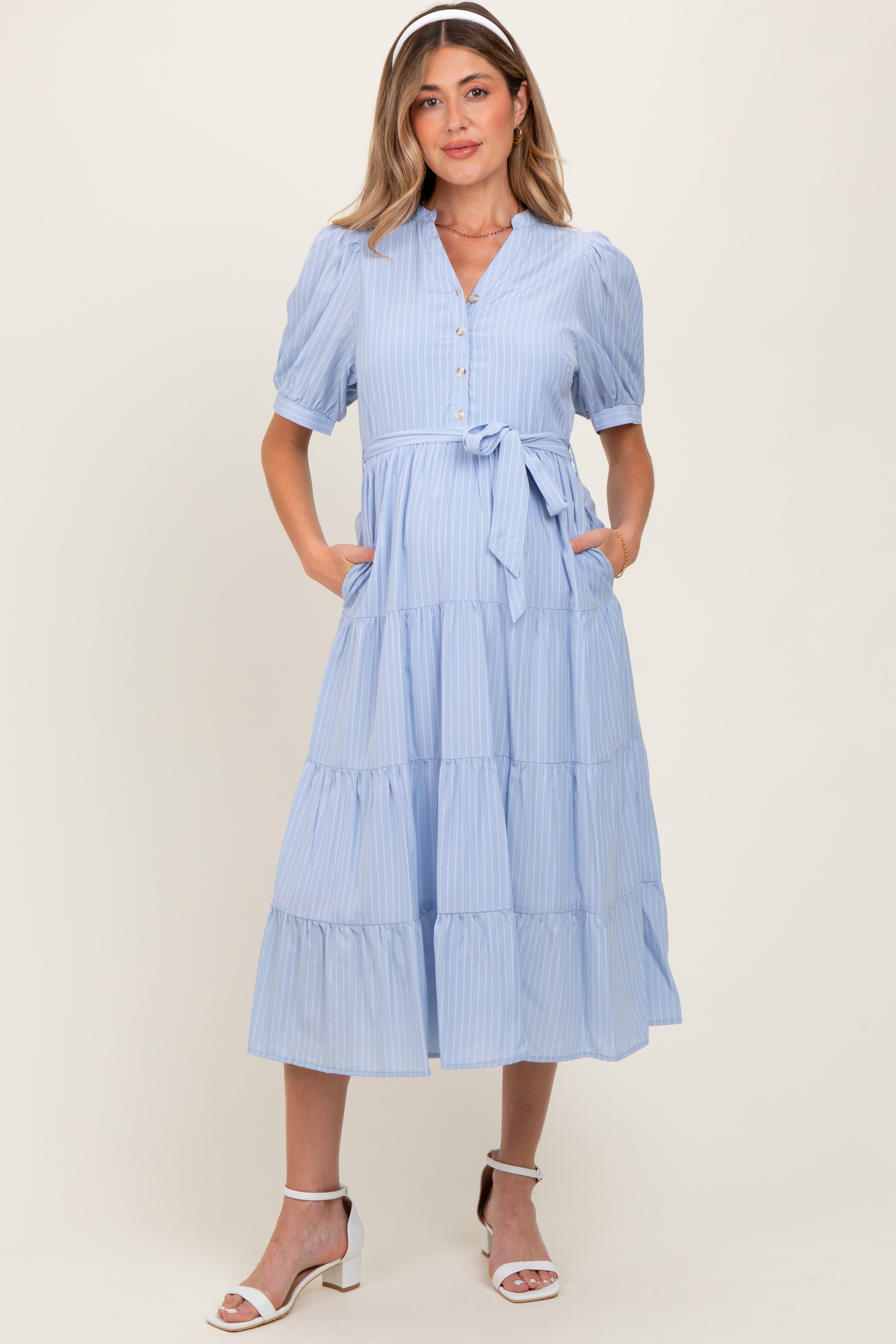 Hellblaues gestreiftes Umstands-Maxikleid mit Knopfleiste und Stufenrock