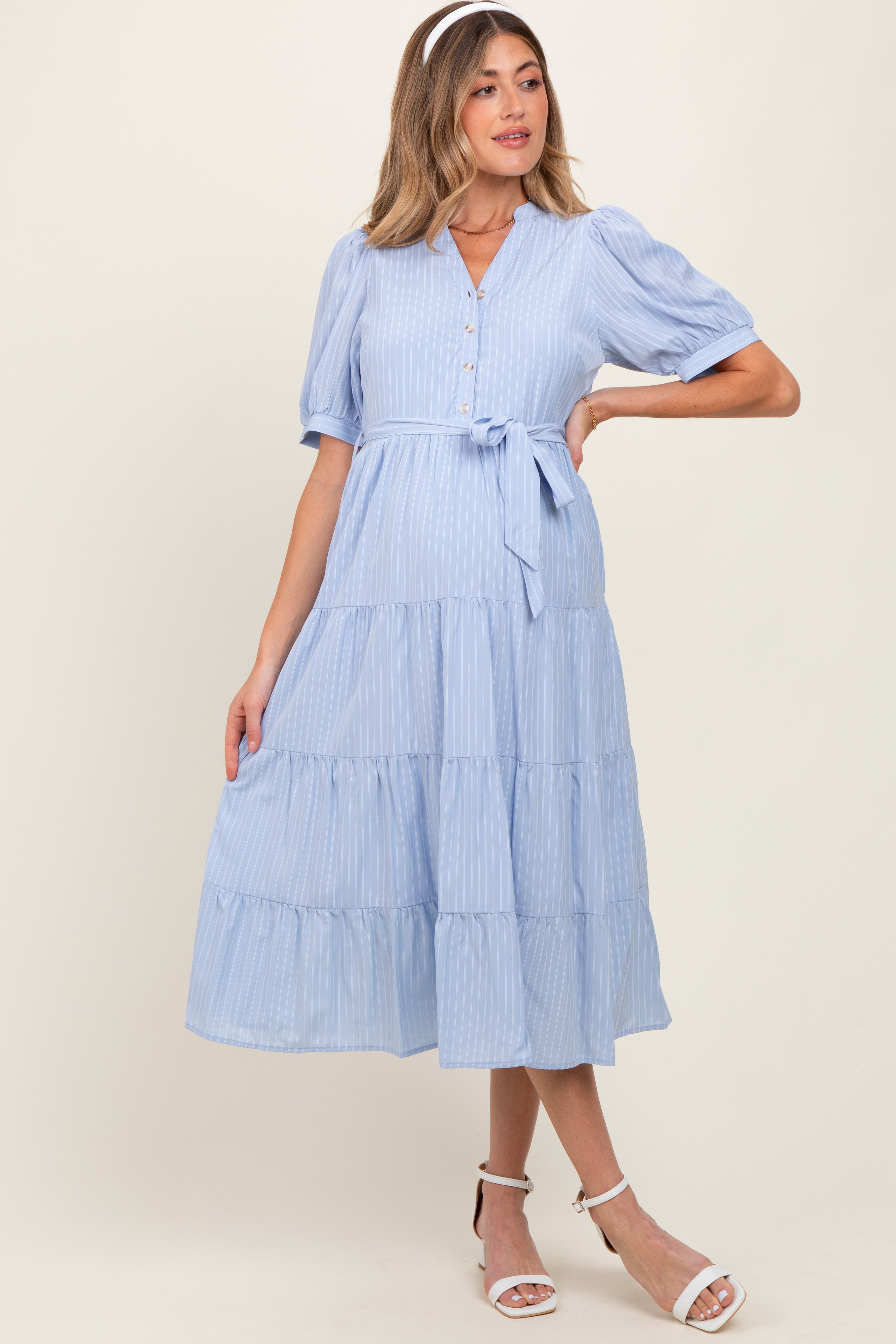 Hellblaues gestreiftes Umstands-Maxikleid mit Knopfleiste und Stufenrock
