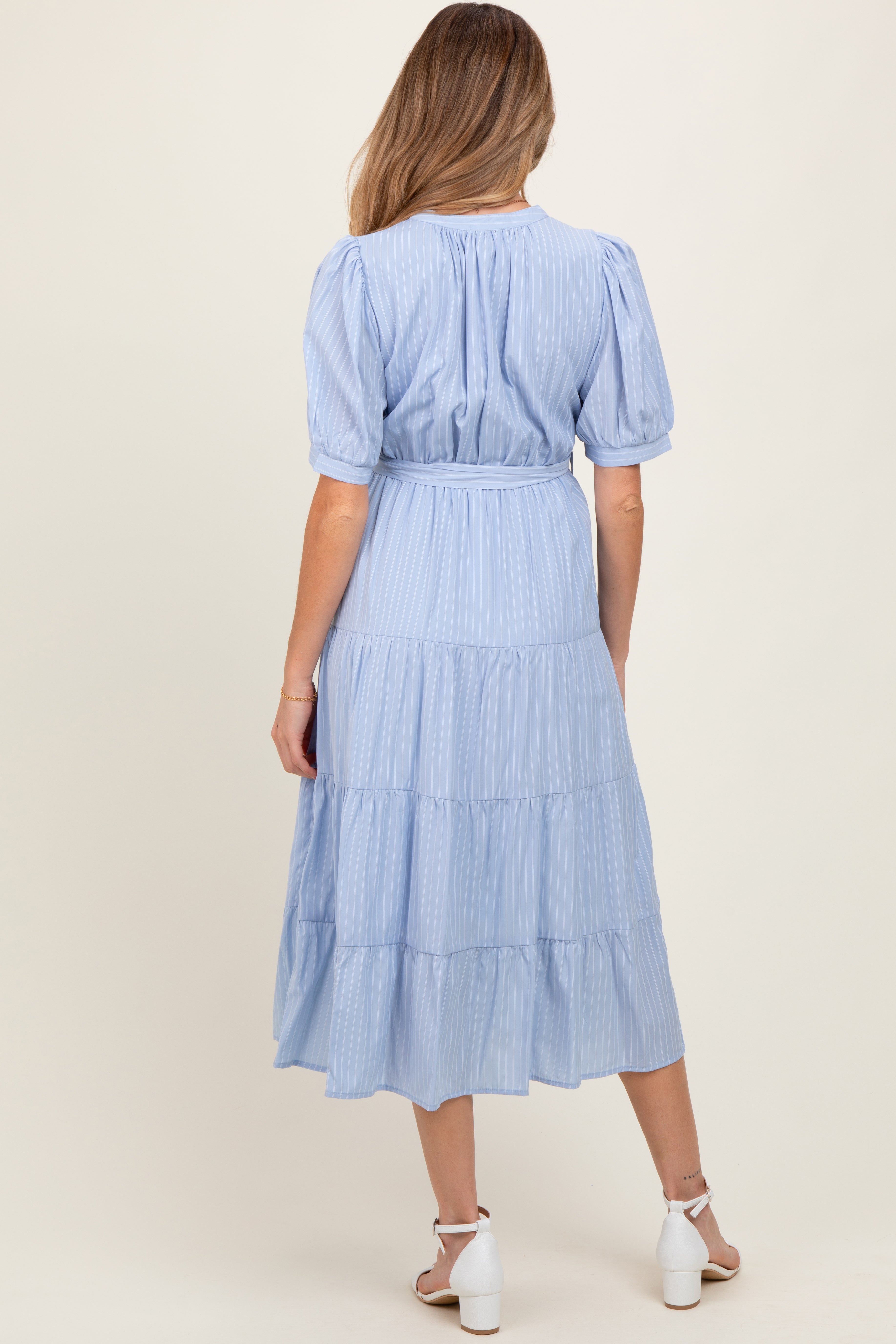 Hellblaues gestreiftes Umstands-Maxikleid mit Knopfleiste und Stufenrock