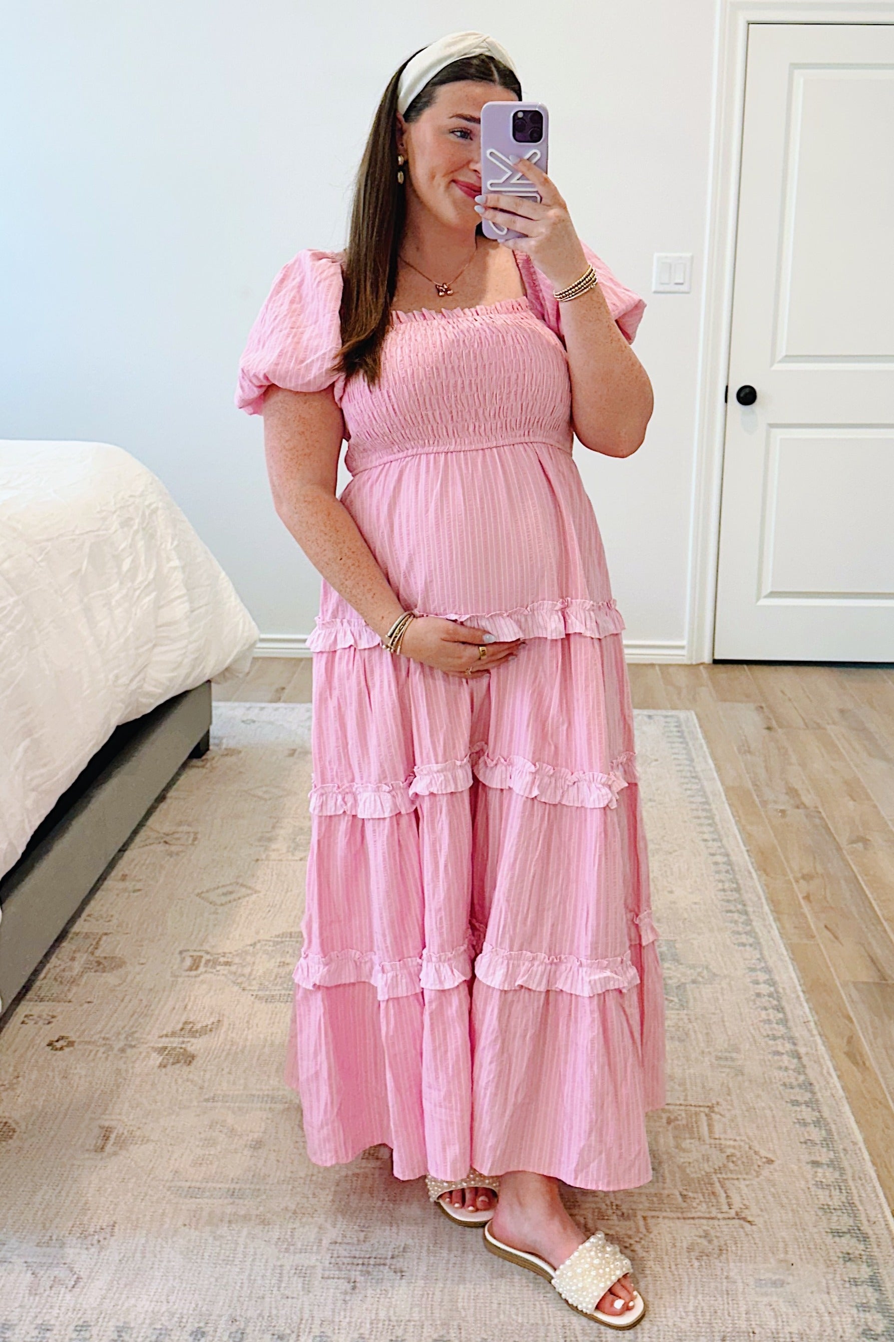 Umstands-Maxikleid in Rosa mit Smok-Oberteil, Rüschen-Stufenrock und Puffärmeln
