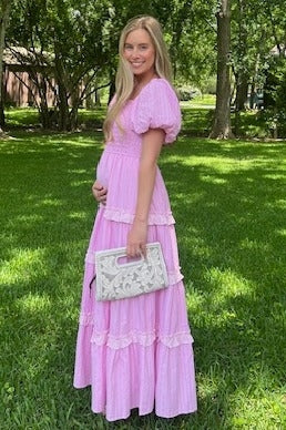 Umstands-Maxikleid in Rosa mit Smok-Oberteil, Rüschen-Stufenrock und Puffärmeln