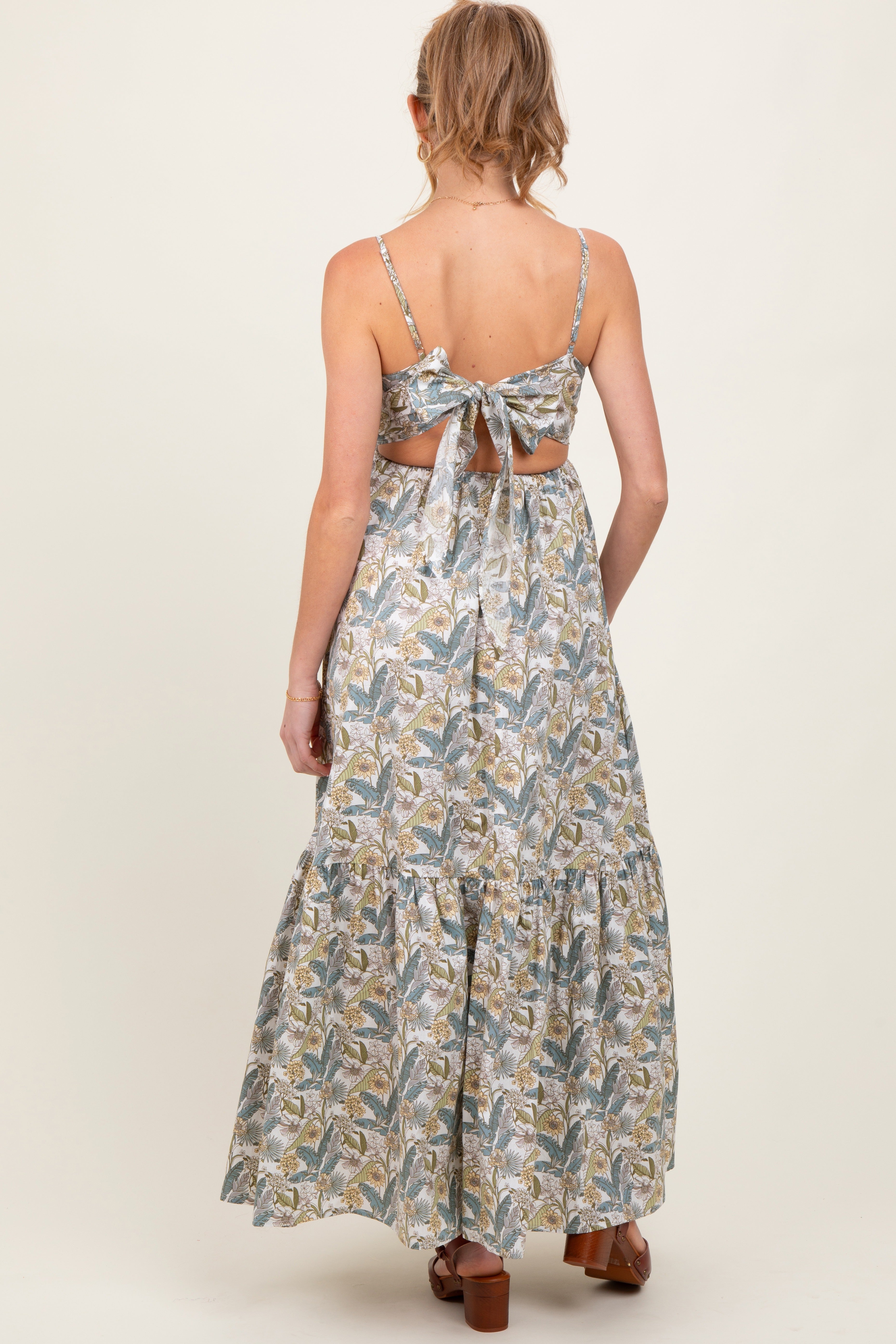 Weißes Umstands-Maxikleid mit Blumenmuster, Rückenbindung und Cut-out