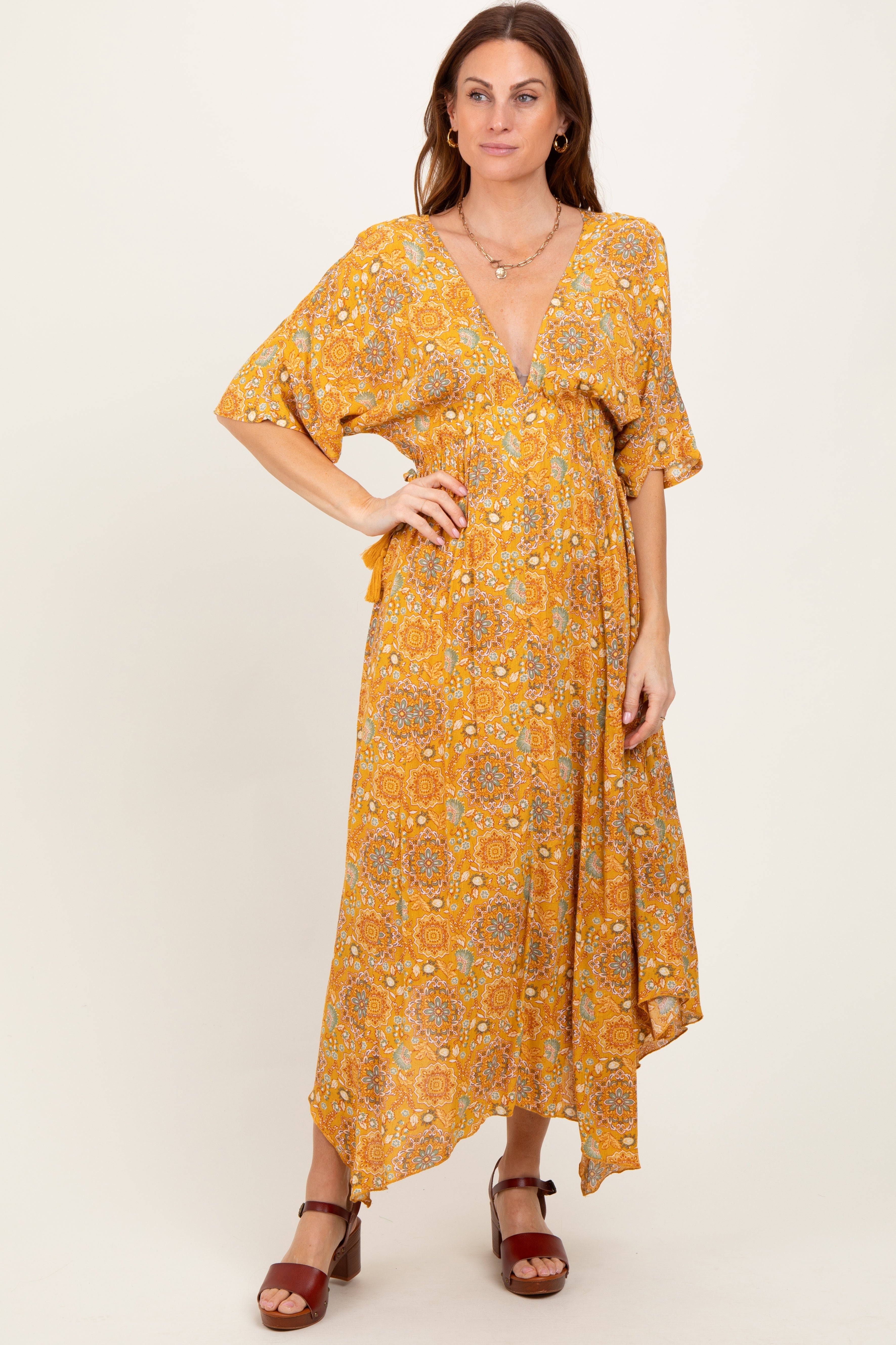 Gelbes bedrucktes Umstands-Maxikleid mit tiefem V-Ausschnitt und Zipfelsaum