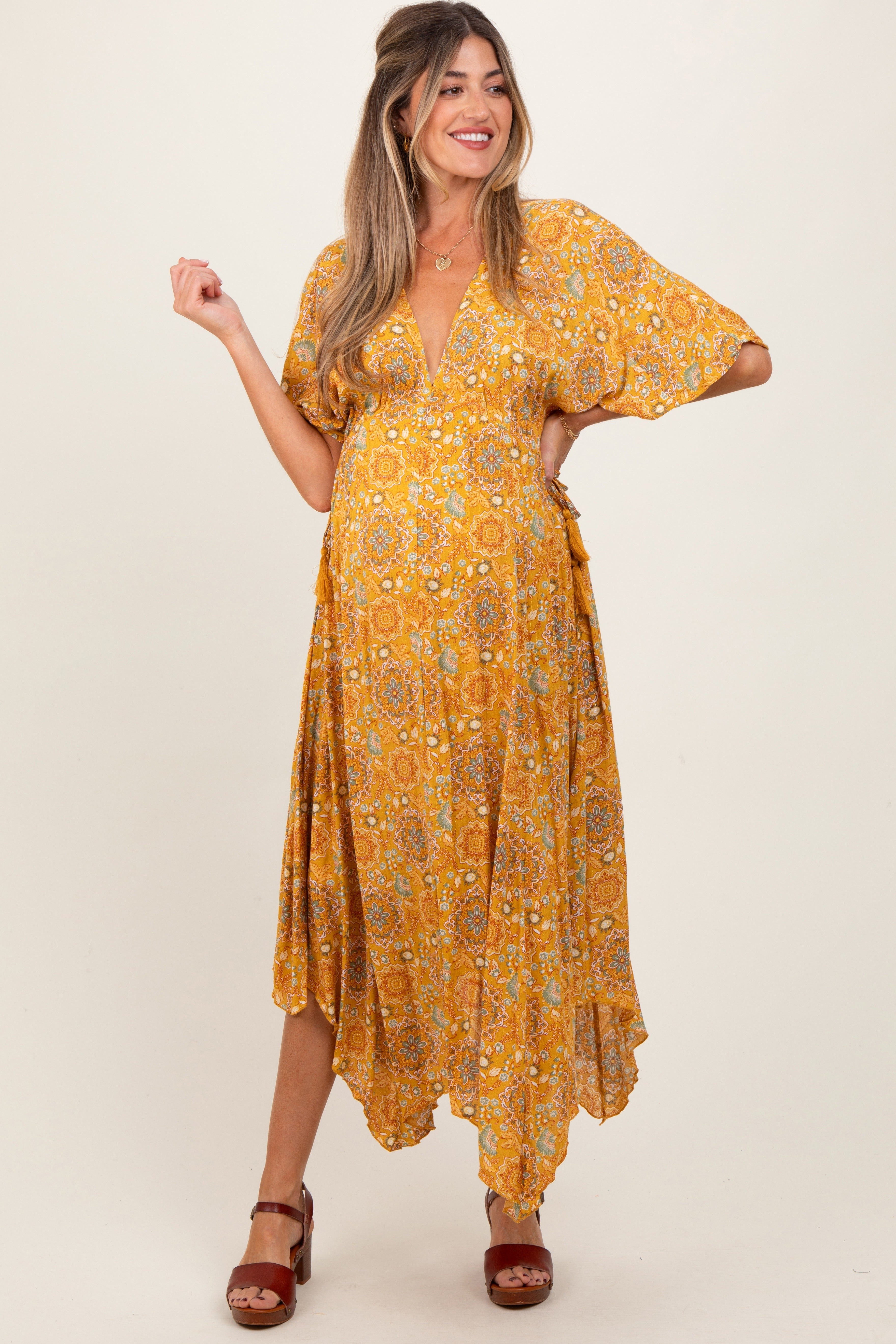 Gelbes bedrucktes Umstands-Maxikleid mit tiefem V-Ausschnitt und Zipfelsaum