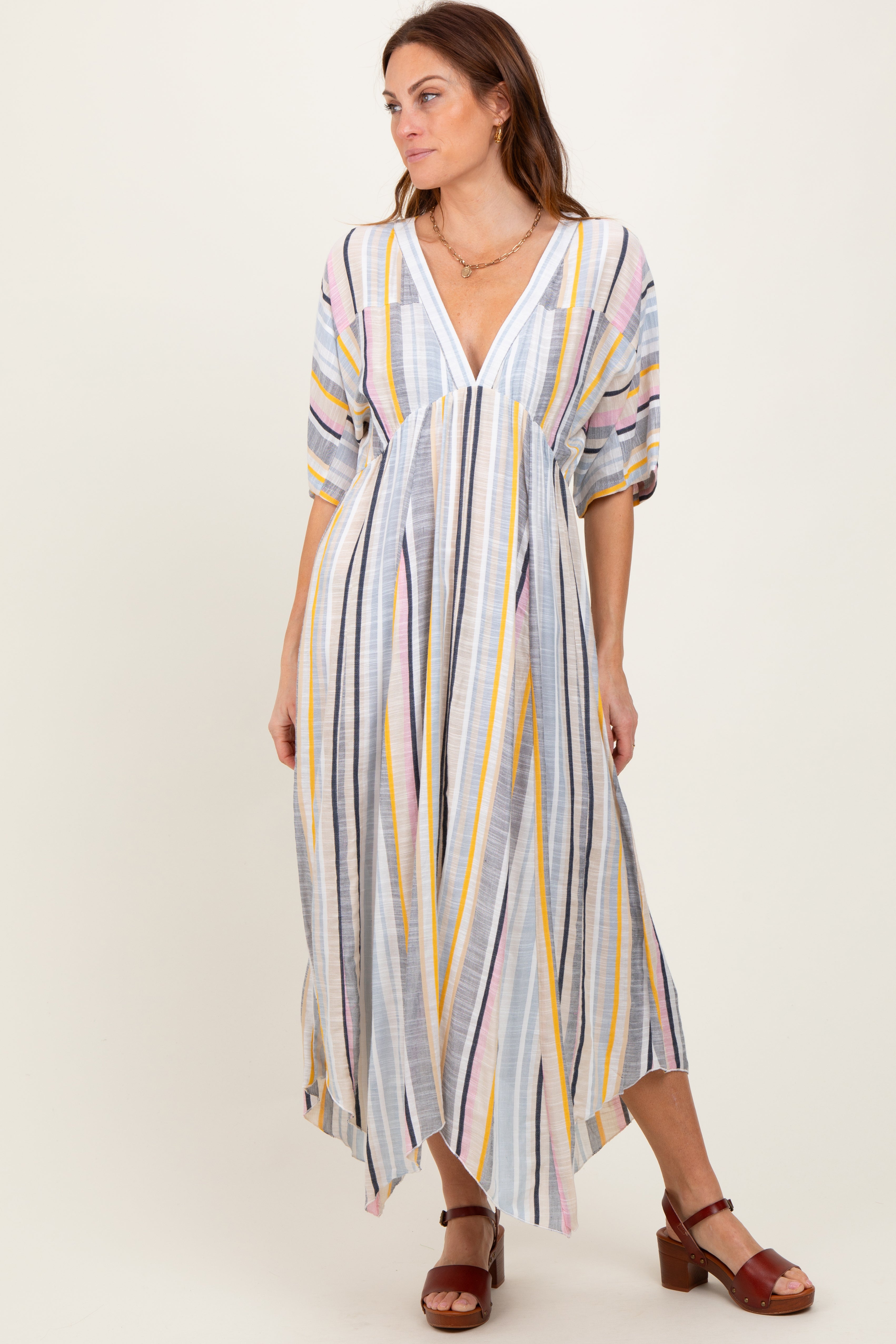 Mehrfarbig gestreiftes Umstands-Maxikleid mit Zipfelsaum