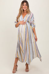 Mehrfarbig gestreiftes Umstands-Maxikleid mit Zipfelsaum