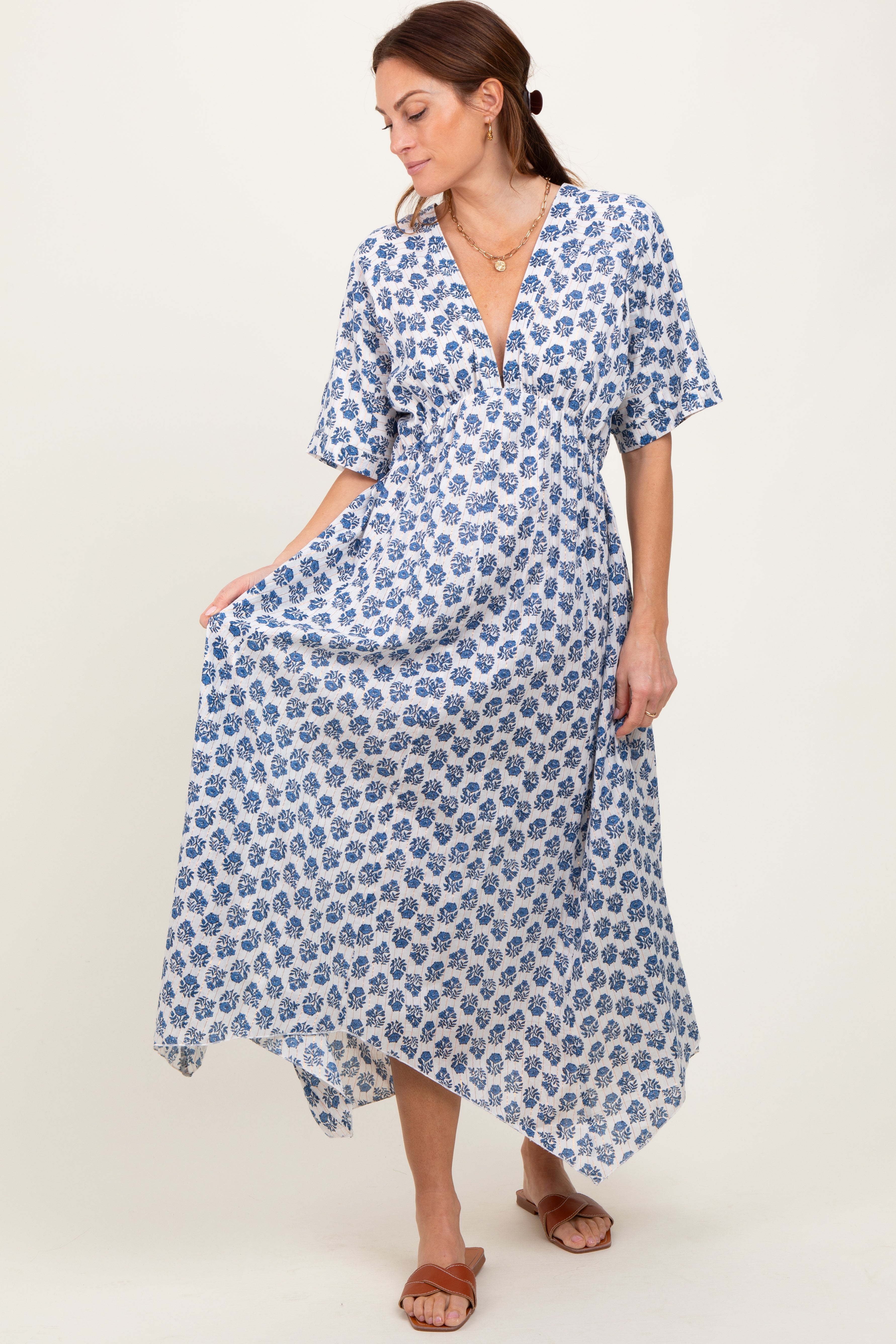Marineblaues Umstands-Maxikleid mit Blütenmuster, tiefem V-Ausschnitt und Zipfelsaum