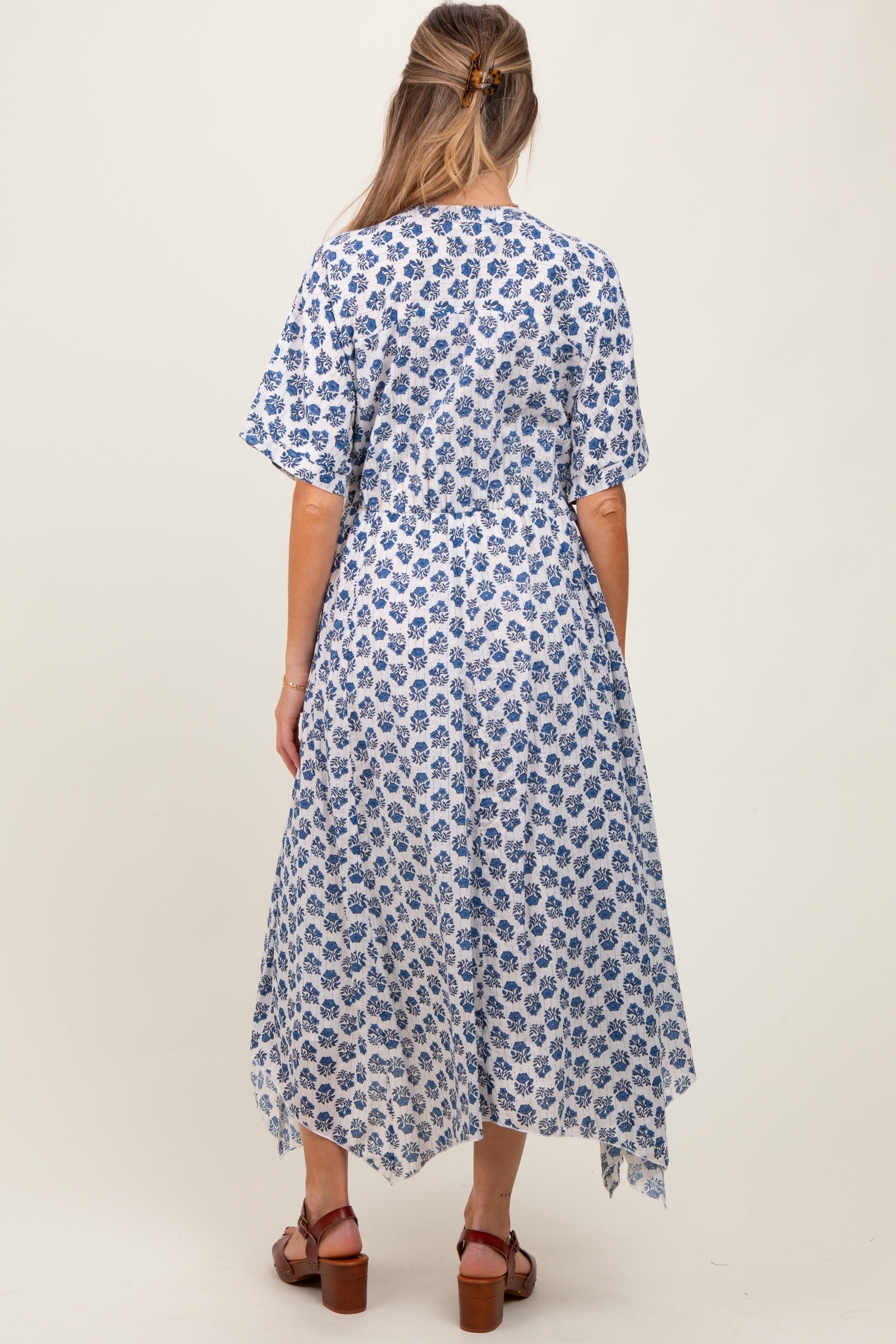 Marineblaues Umstands-Maxikleid mit Blütenmuster, tiefem V-Ausschnitt und Zipfelsaum
