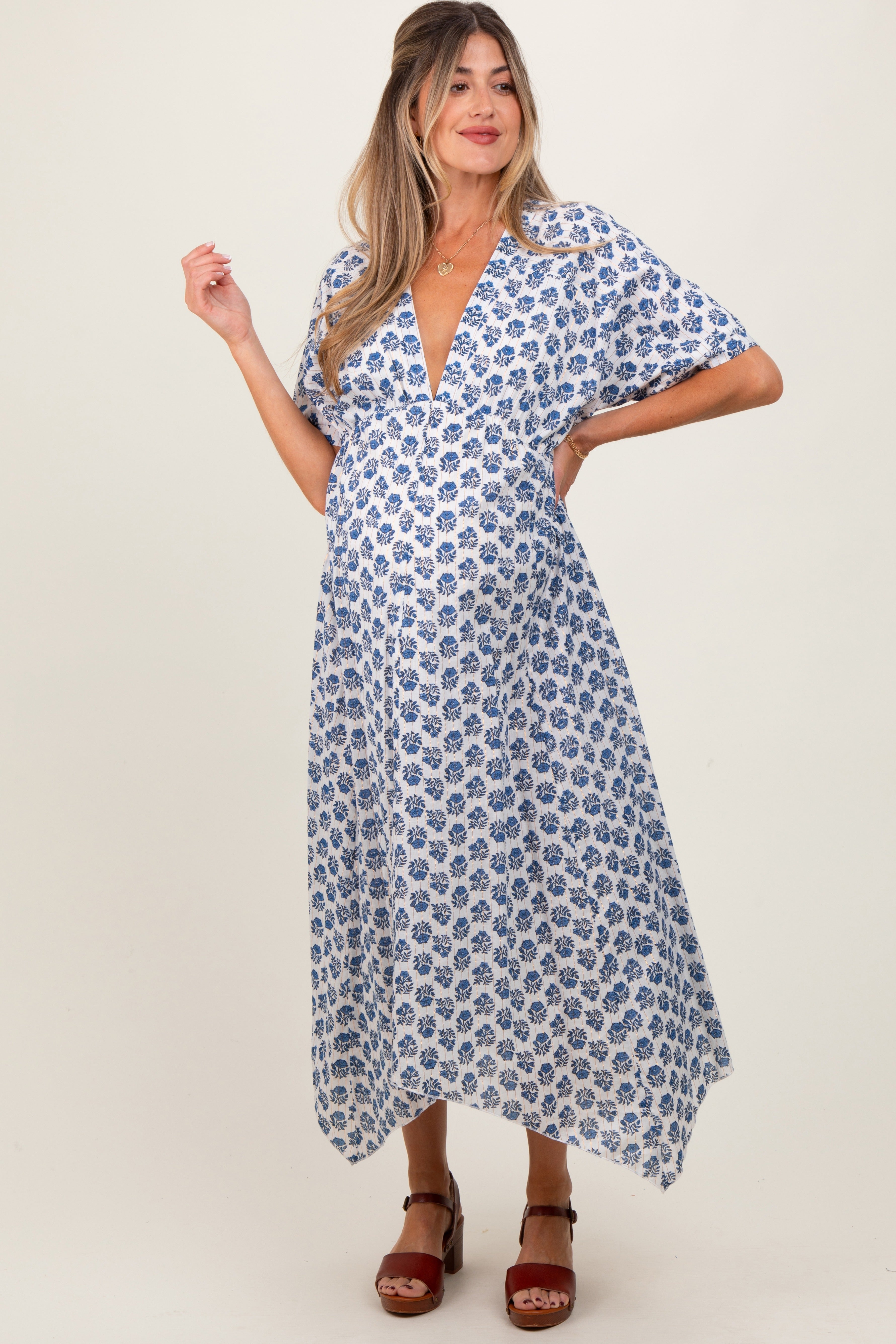 Marineblaues Umstands-Maxikleid mit Blütenmuster, tiefem V-Ausschnitt und Zipfelsaum