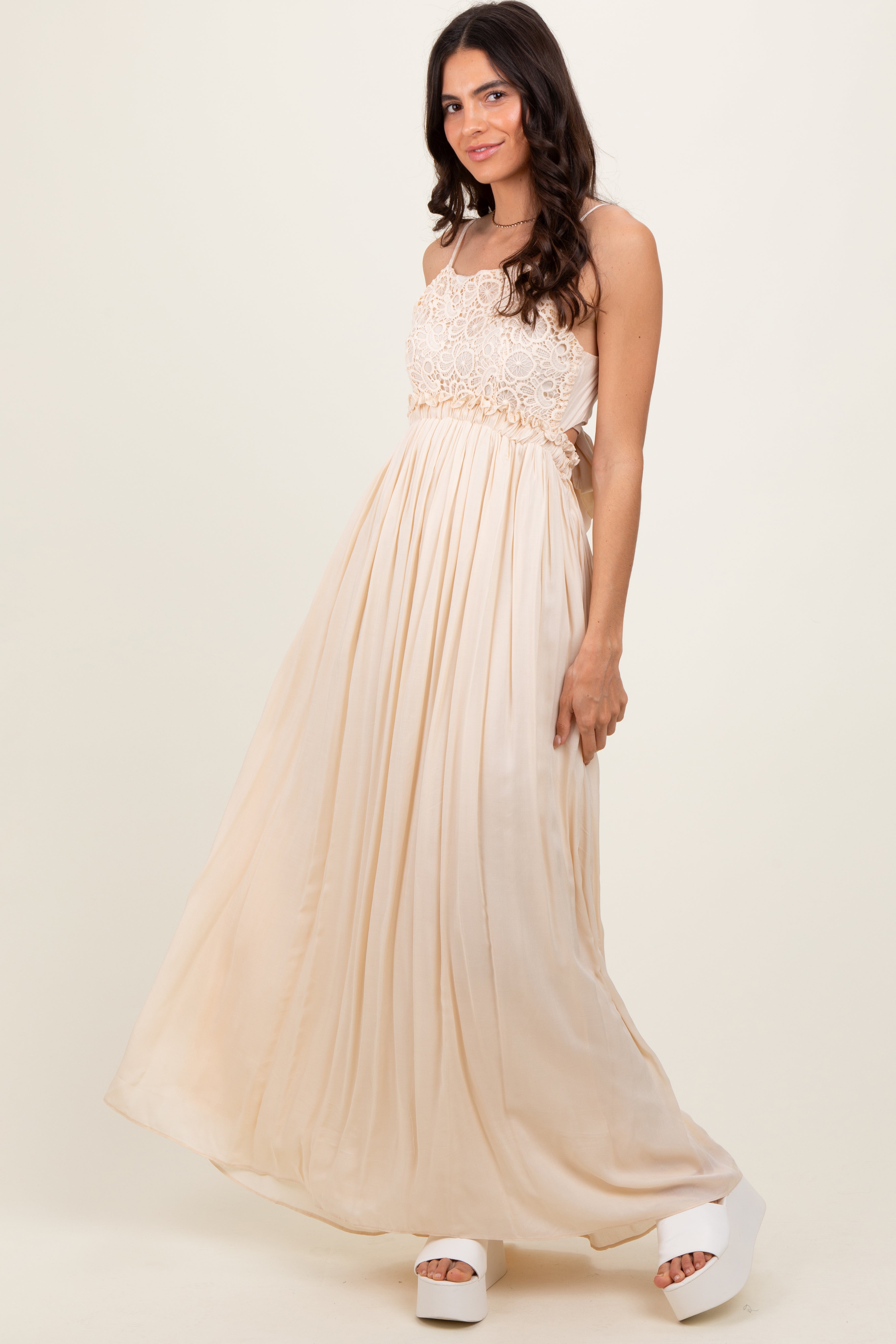 Beigefarbenes Umstands-Maxikleid mit Spitzenoberteil, Cut-out und Rückenbindung