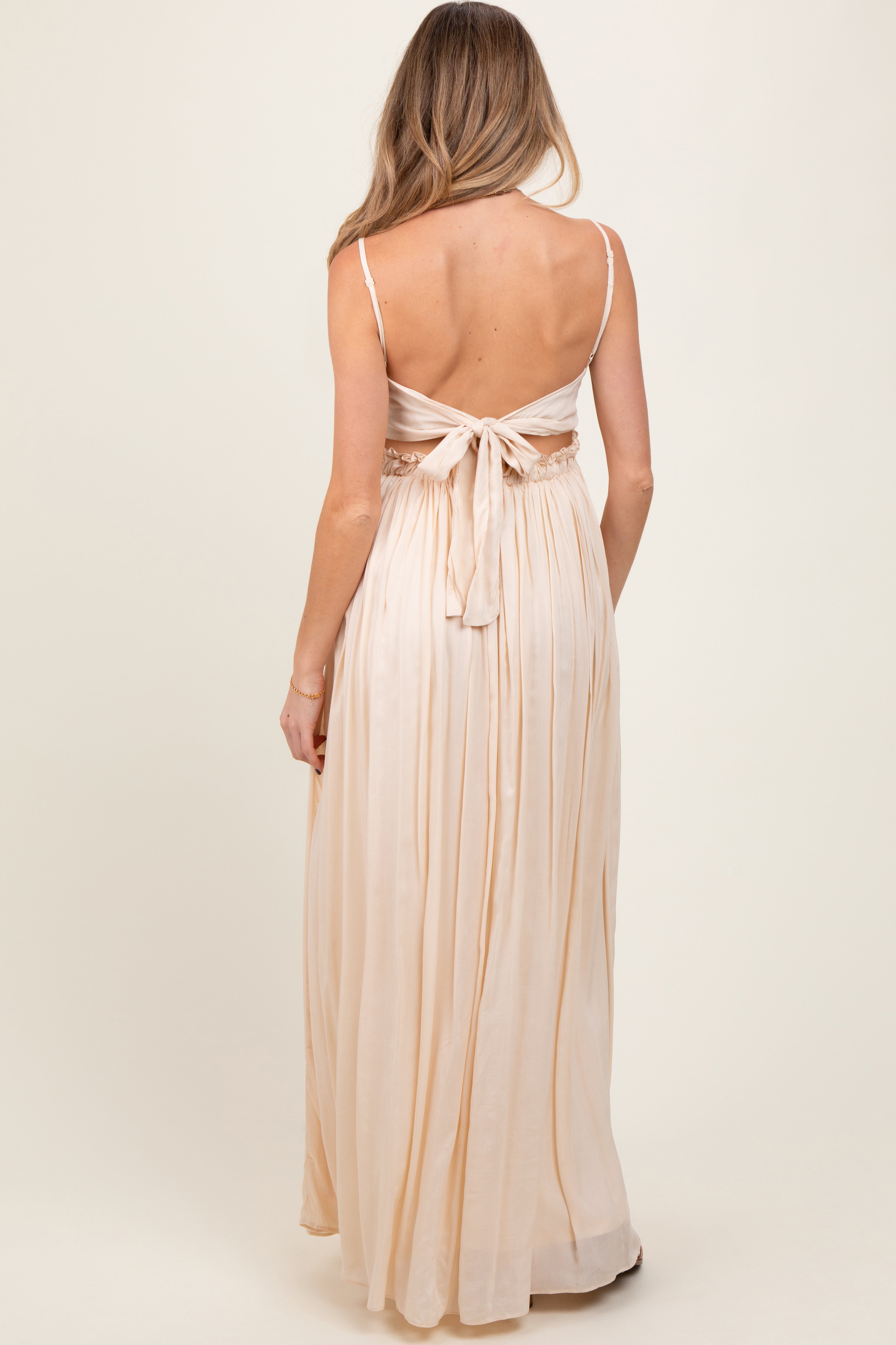 Beigefarbenes Umstands-Maxikleid mit Spitzenoberteil, Cut-out und Rückenbindung