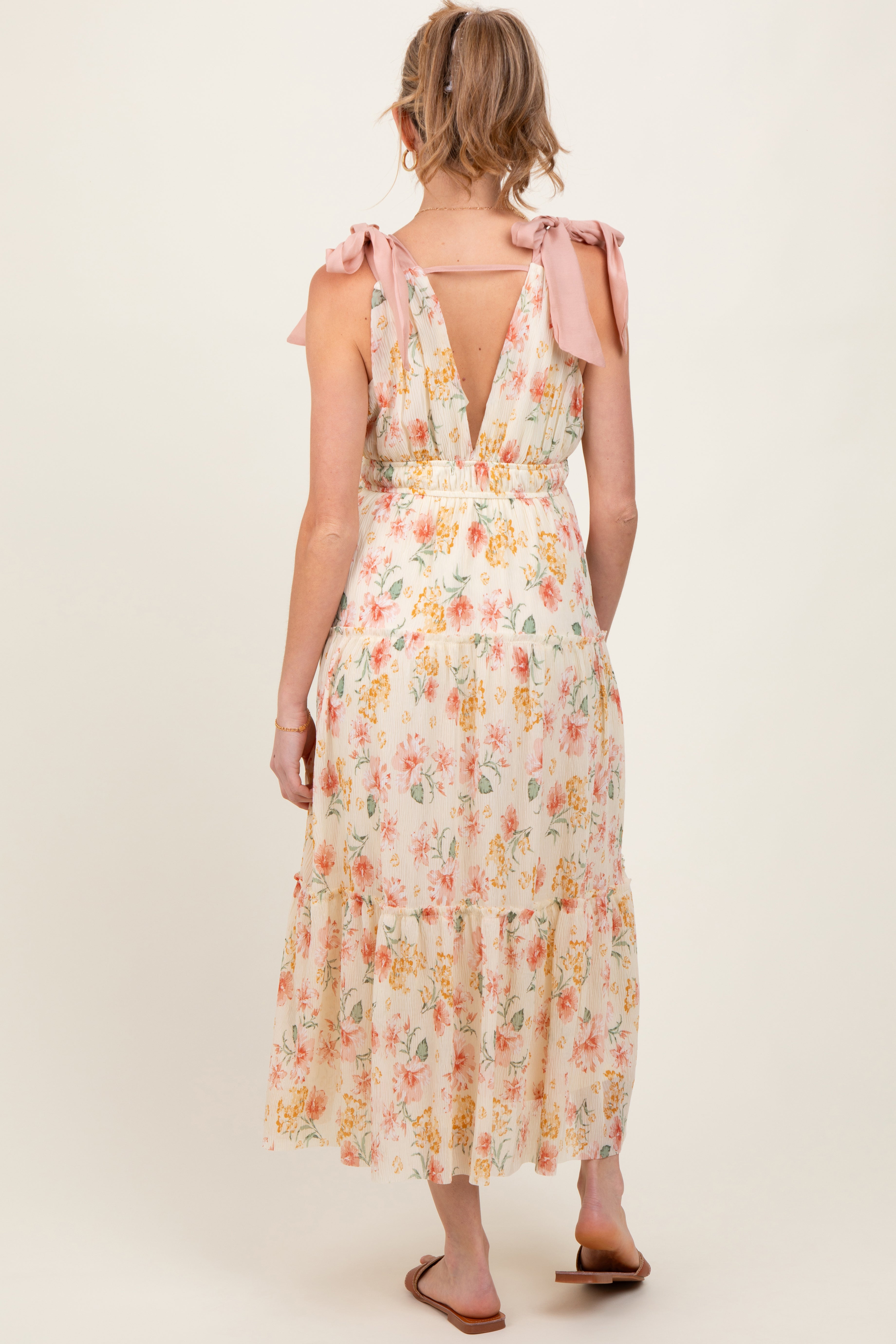 Cremefarbenes Umstands-Maxikleid mit Blumenmuster, Schulterbändern, tiefem V-Ausschnitt und Stufenrock