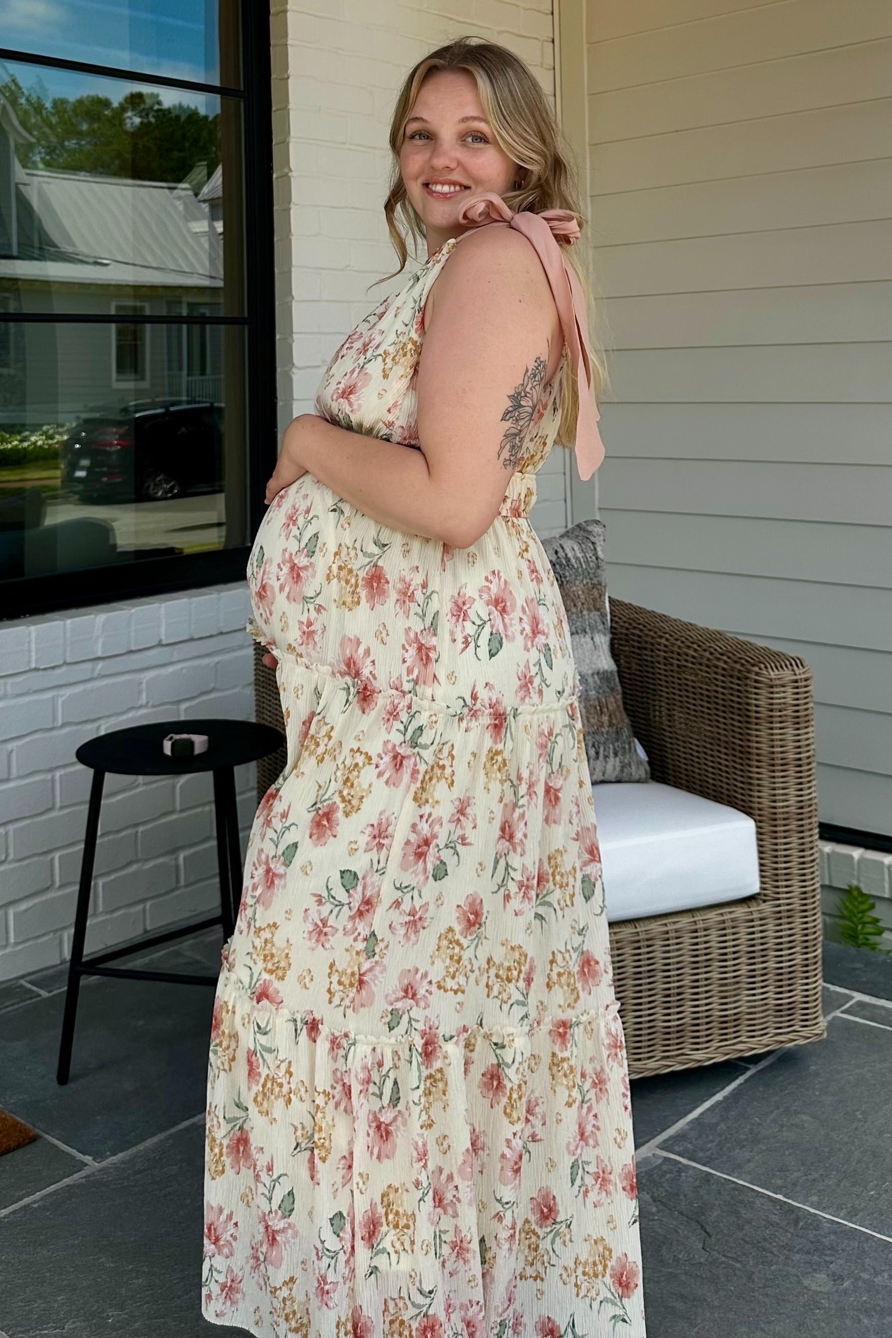 Cremefarbenes Umstands-Maxikleid mit Blumenmuster, Schulterbändern, tiefem V-Ausschnitt und Stufenrock