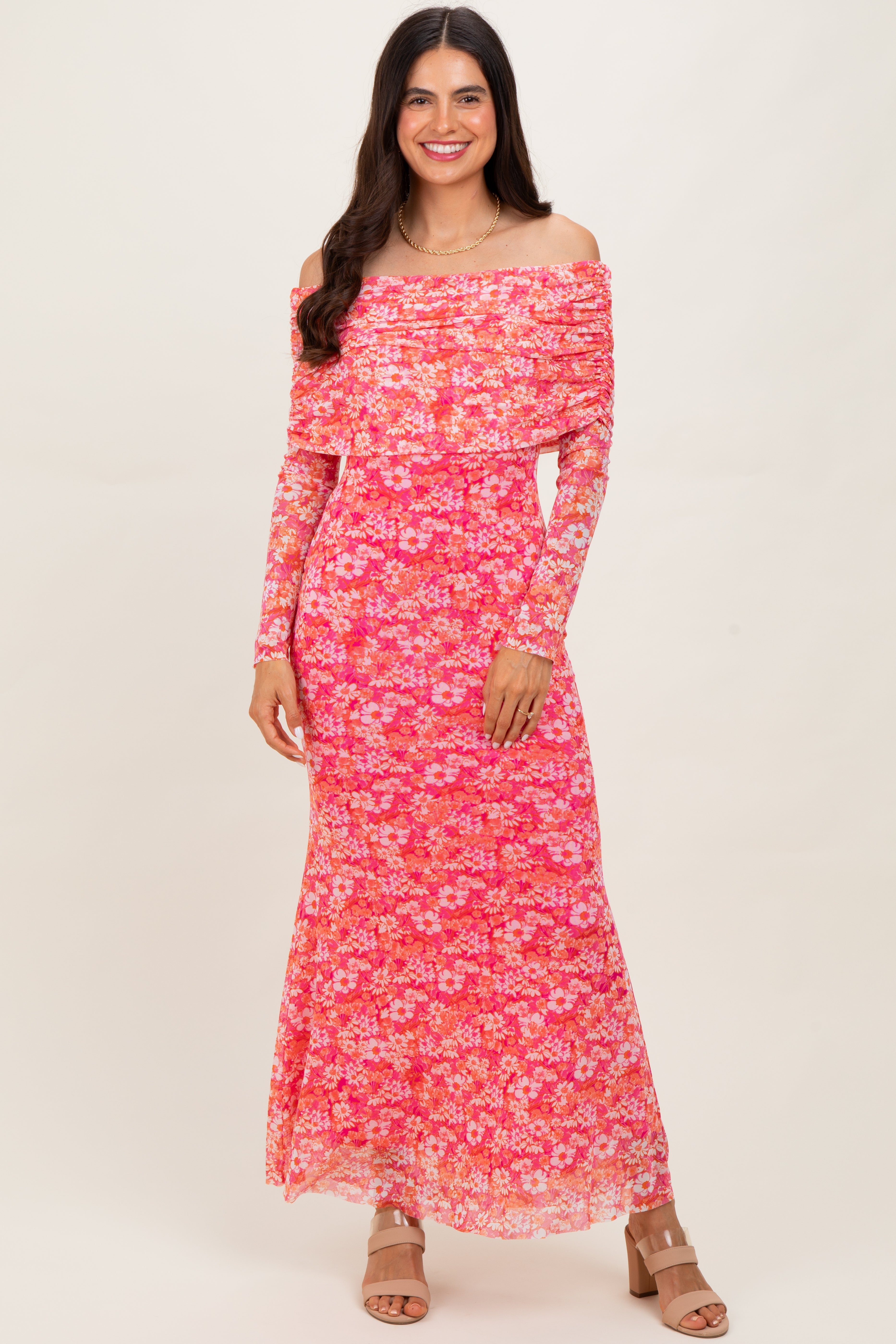 Rosa Umstands-Maxikleid aus Mesh mit Blumenmuster, Off-Shoulder-Ausschnitt und langen Ärmeln