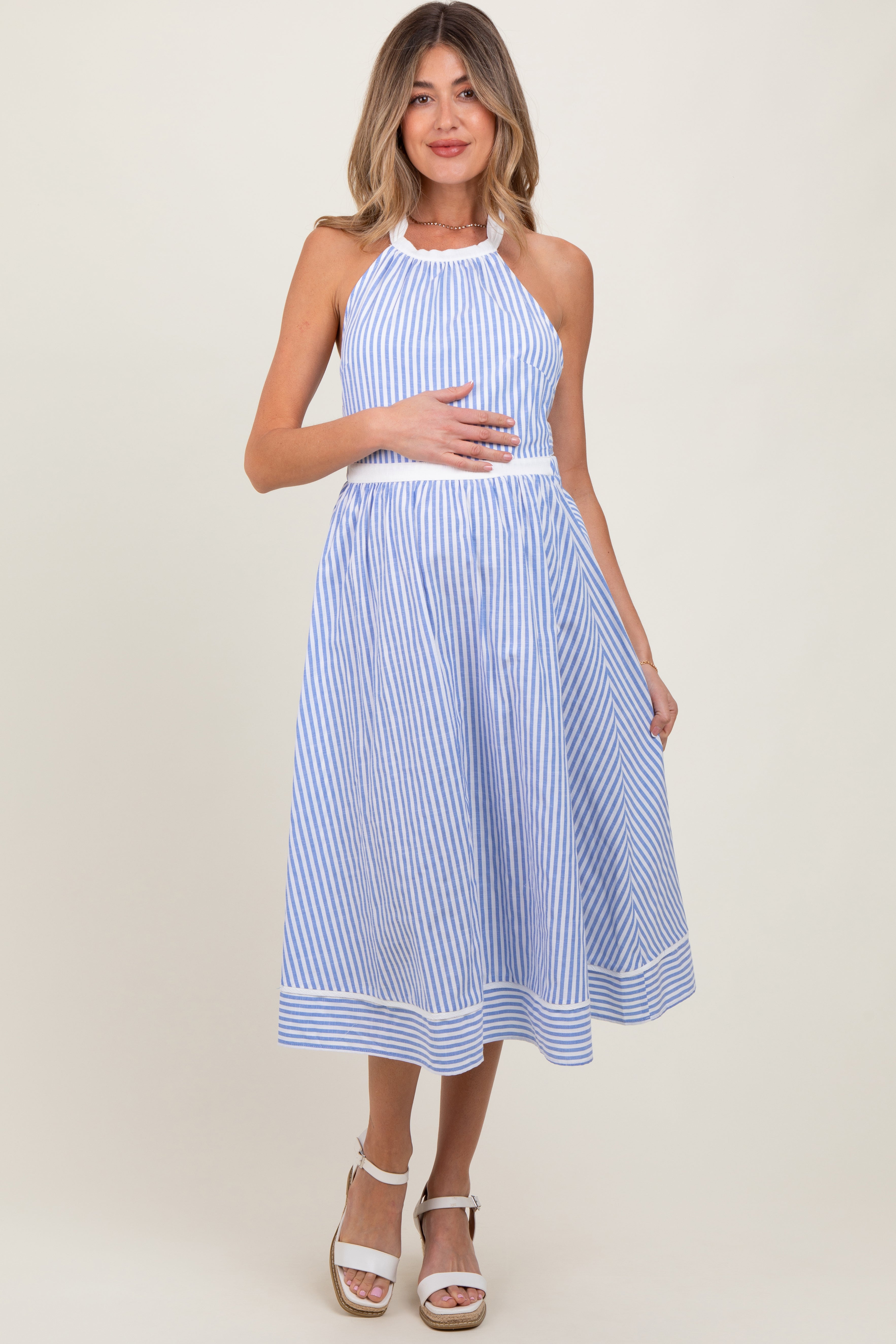 Blau gestreiftes Umstands-Midikleid mit Neckholder, Rückenbindung und Cut-out
