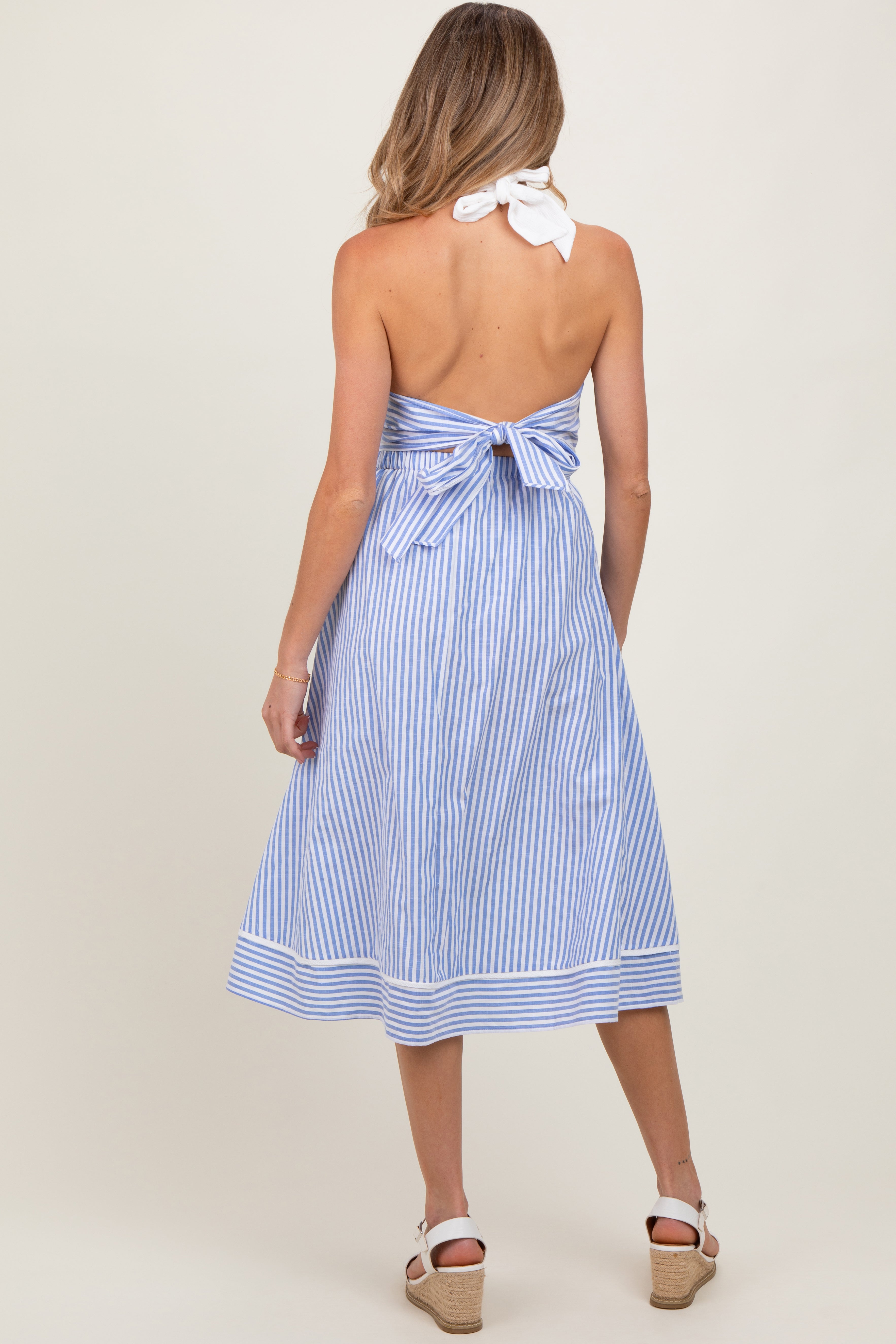 Blau gestreiftes Umstands-Midikleid mit Neckholder, Rückenbindung und Cut-out