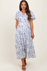 Blaues Umstands-Midikleid mit Blumenmuster, Knopfleiste und Stufenrock