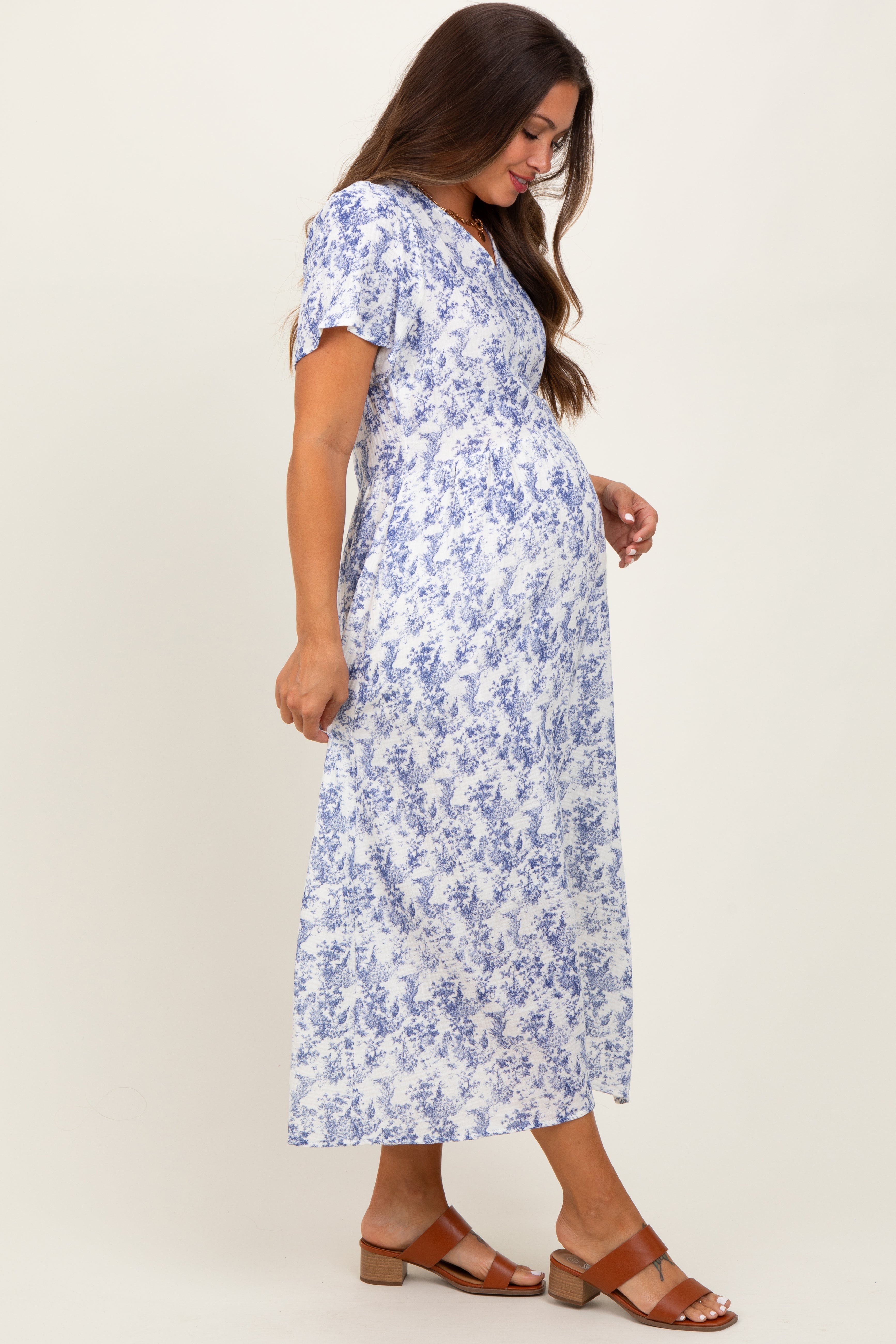 Blaues Umstands-Midikleid mit Blumenmuster, Knopfleiste und Stufenrock