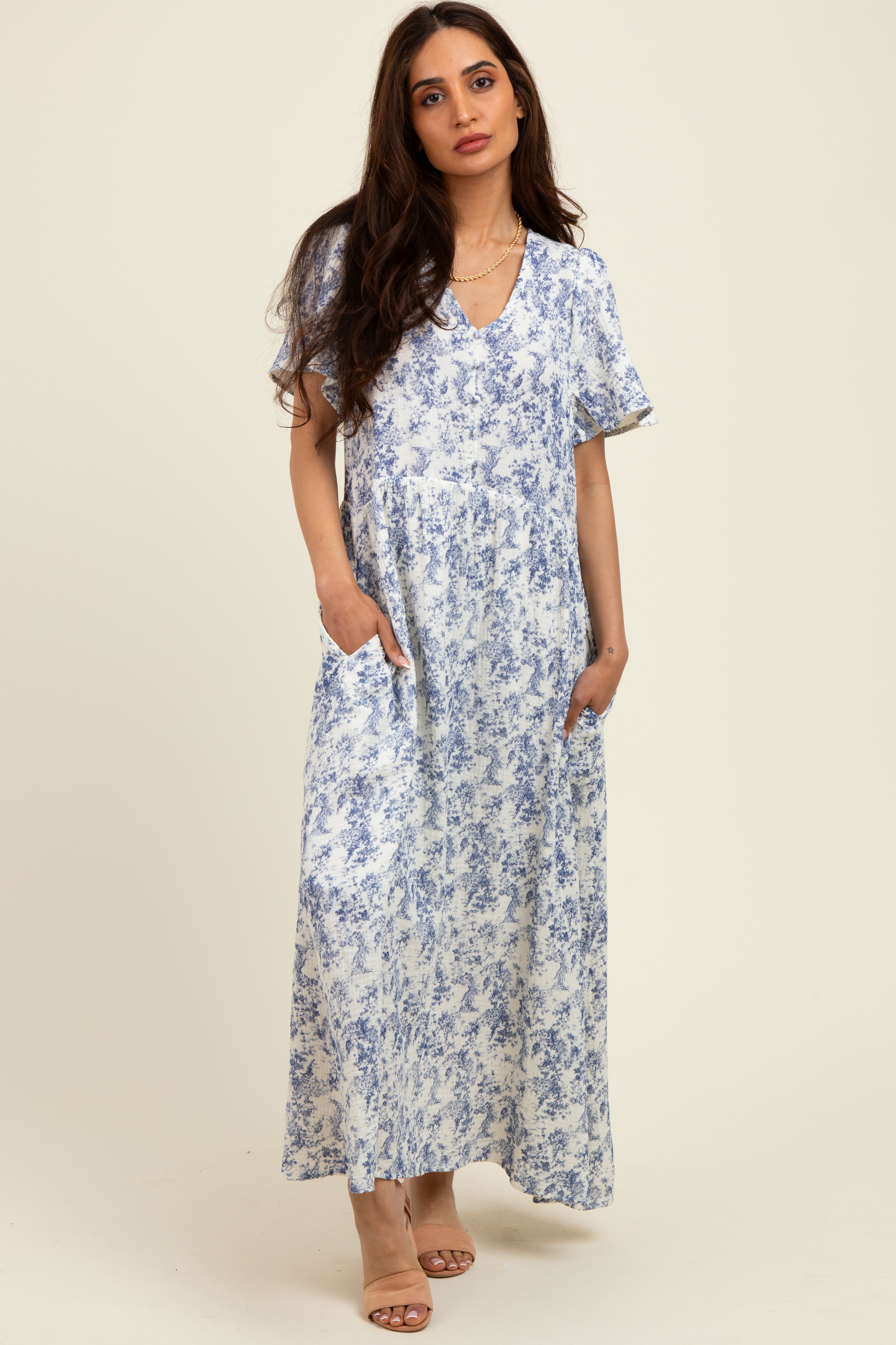 Blaues Umstands-Midikleid mit Blumenmuster, Knopfleiste und Stufenrock