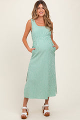 Gestreiftes ärmelloses Umstandsmaxikleid mit Cut-out und Seitenschlitz