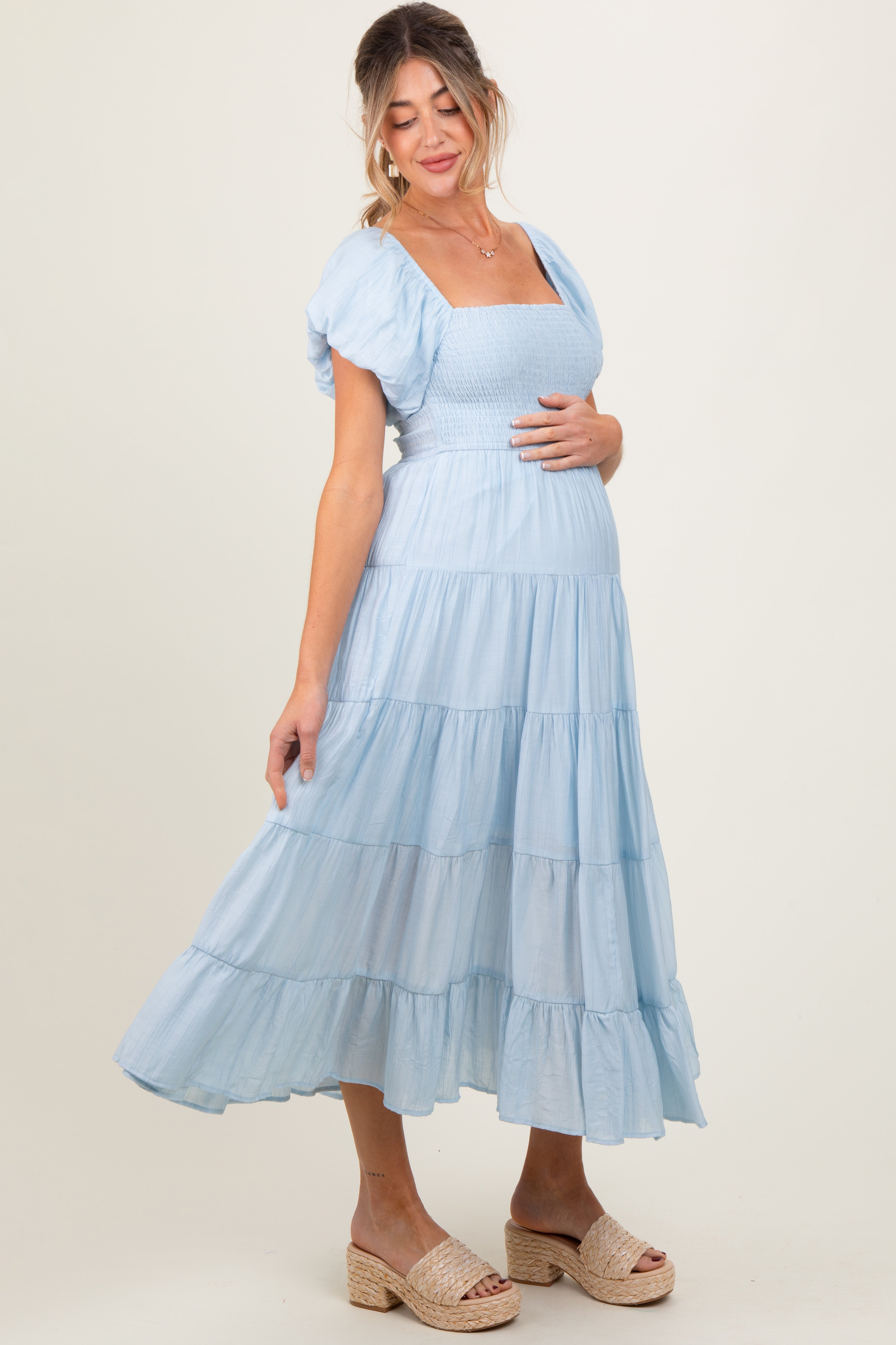 Umstands-Maxikleid in Hellblau mit Smok-Oberteil, Puffärmeln und Stufenrock