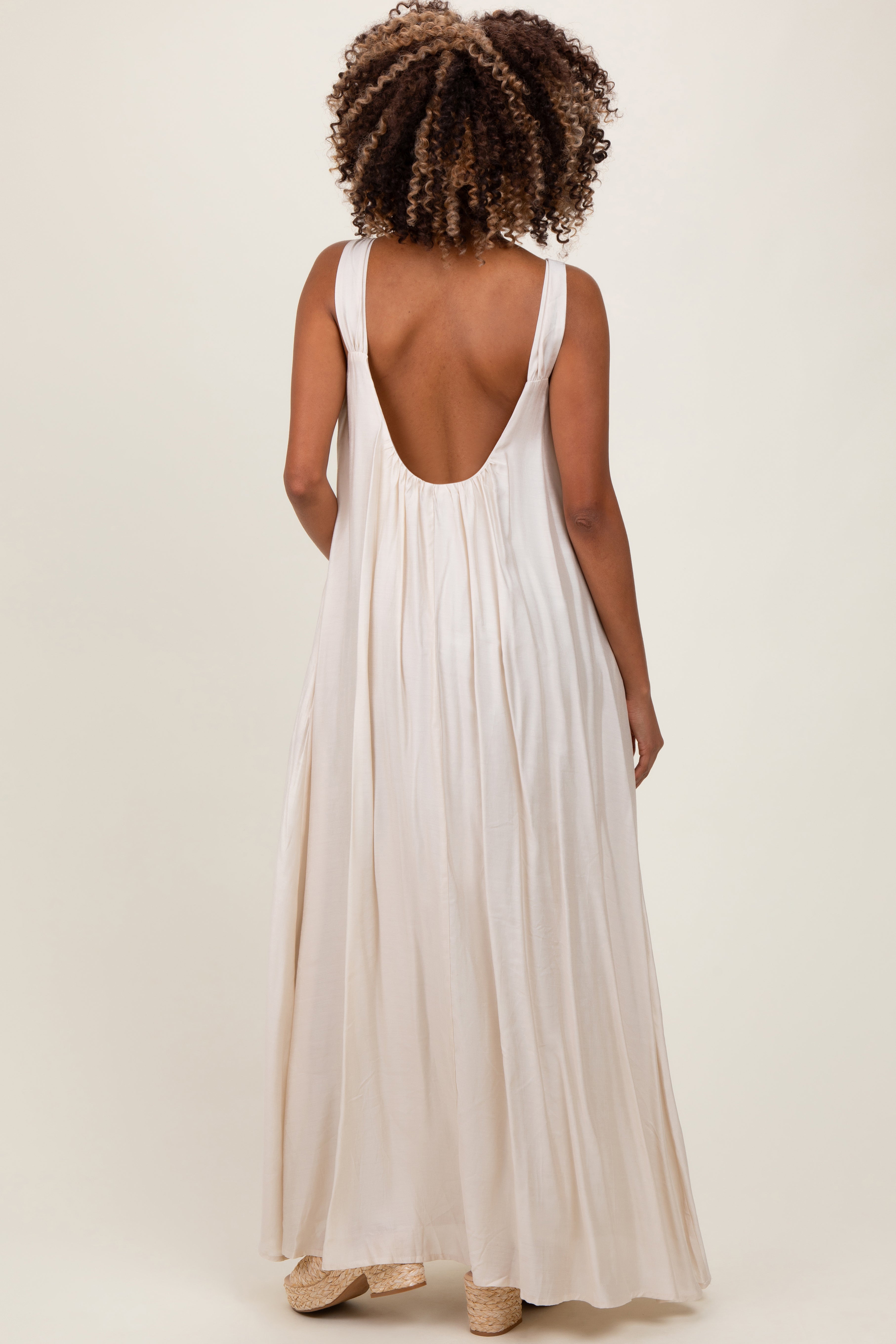 Cremefarbenes Umstandsmaxikleid mit O-Ring-Trägern und tiefem Rückenausschnitt