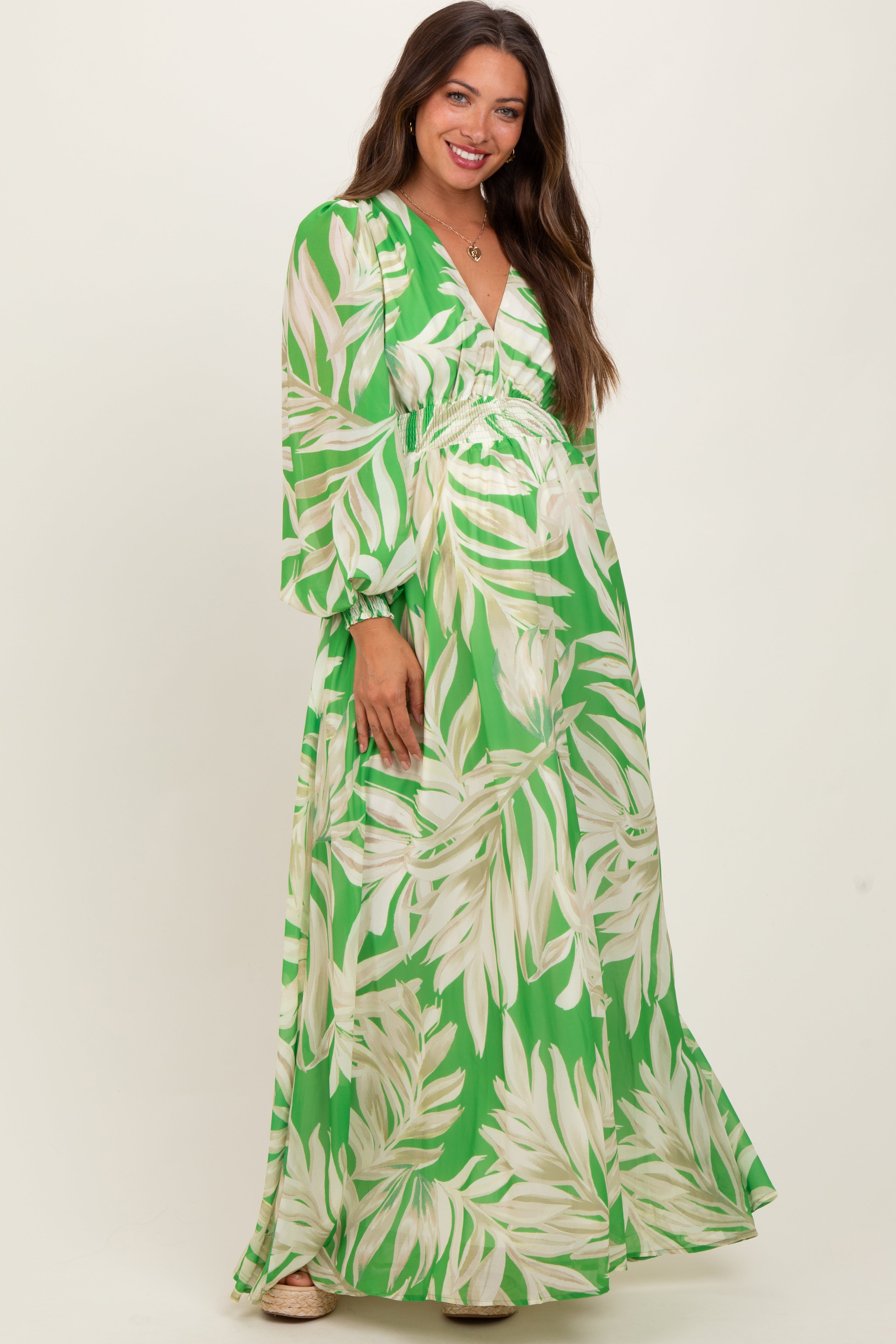 Limettengrünes Umstands-Maxikleid mit Blätterdruck, Smok-Taille und langen Ärmeln