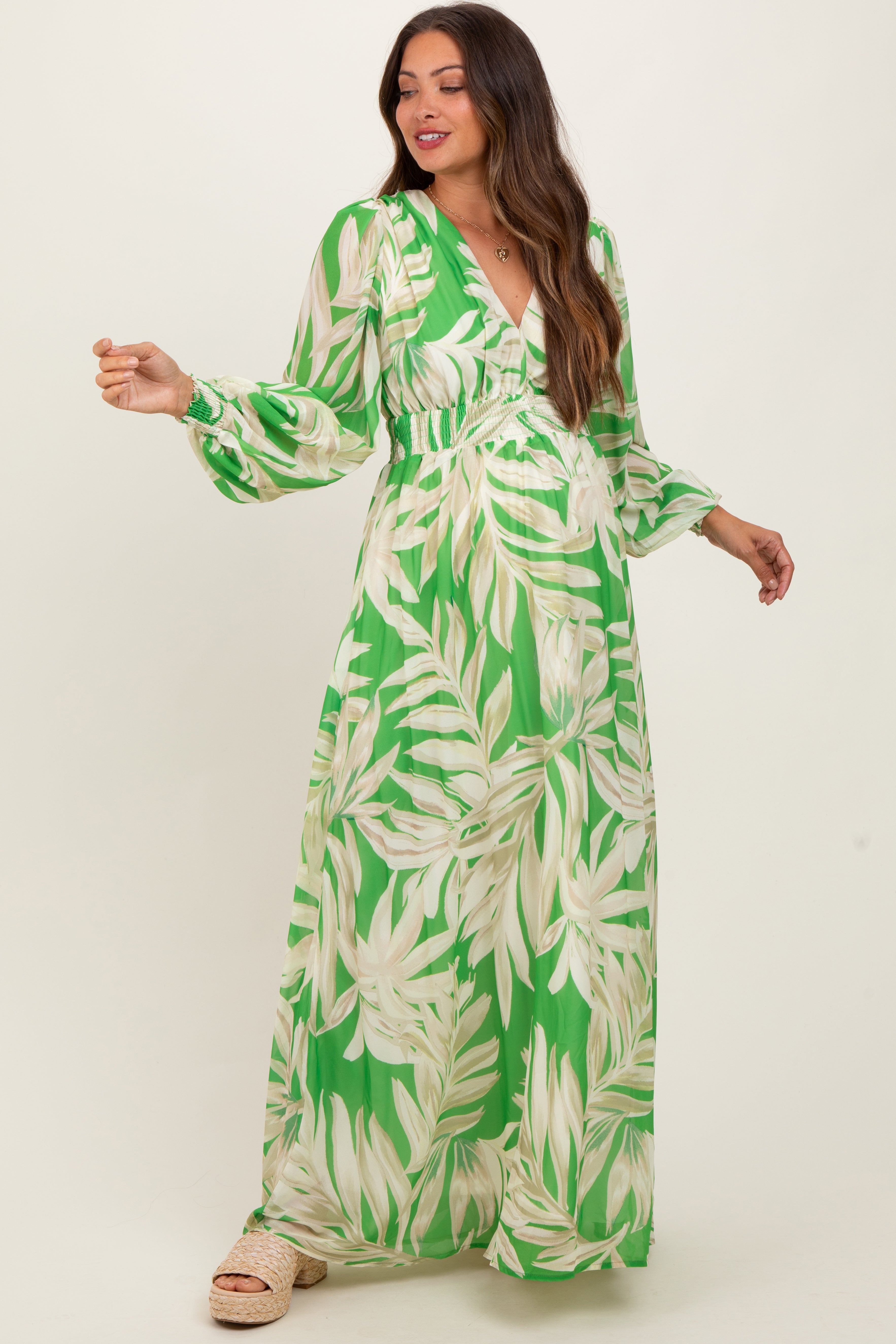 Limettengrünes Umstands-Maxikleid mit Blätterdruck, Smok-Taille und langen Ärmeln