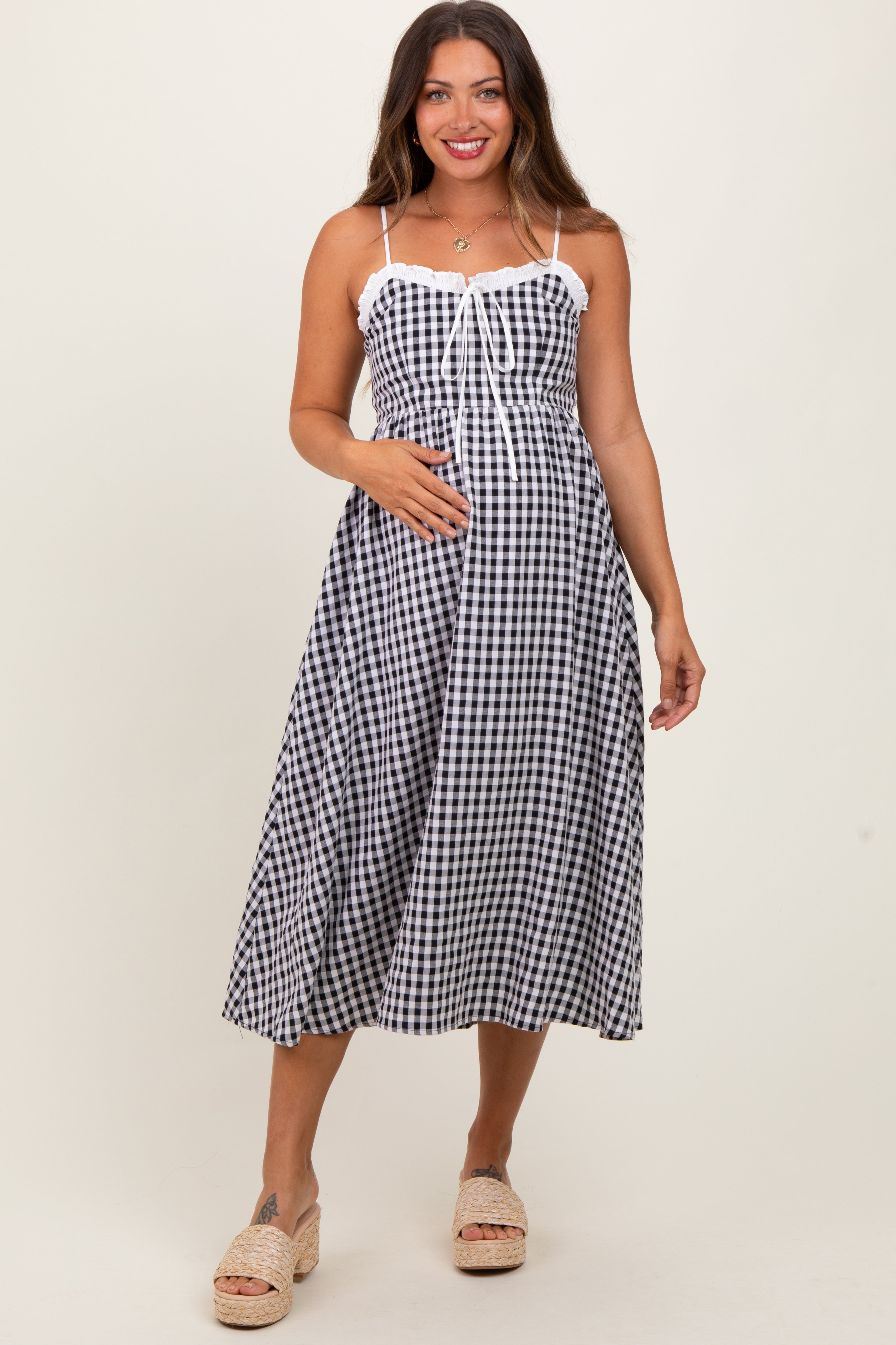 Schwarzes Umstands-Midikleid mit Vichy-Karo und Smok-Details