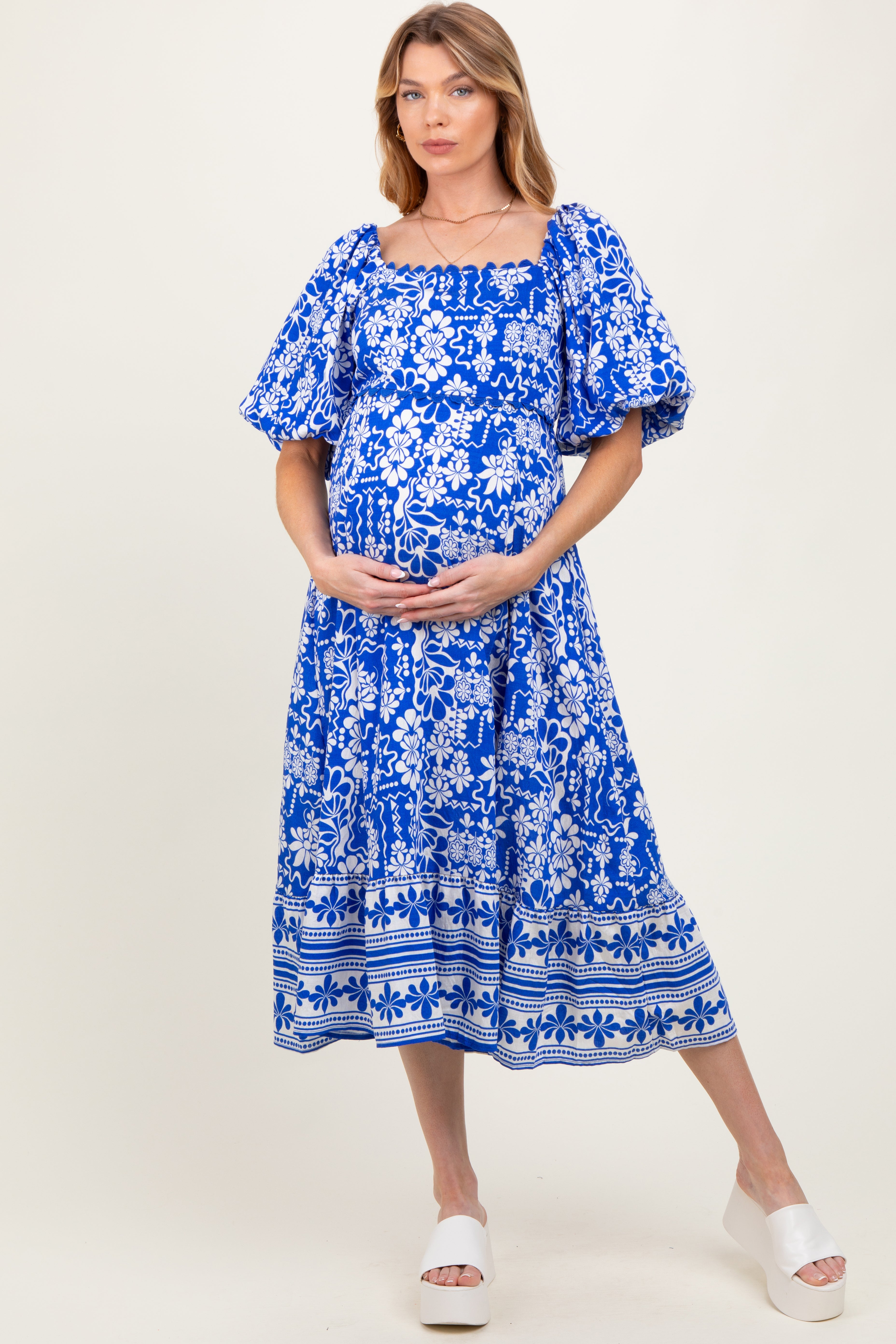 Blaues geblümtes Umstands-Midikleid mit Wellenkante