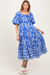 Blaues geblümtes Umstands-Midikleid mit Wellenkante