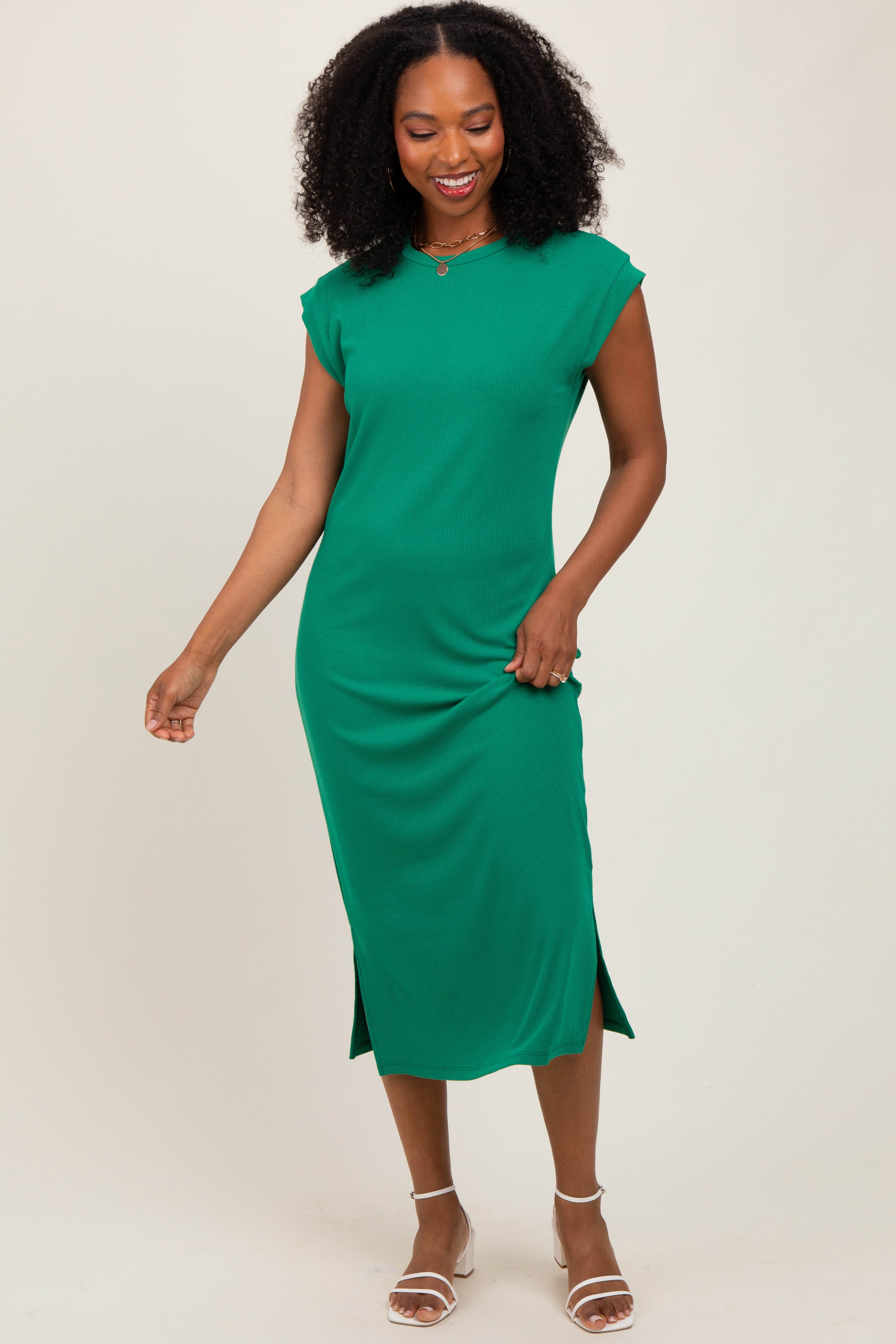 Grünes Umstands-Midikleid mit Fledermausärmeln