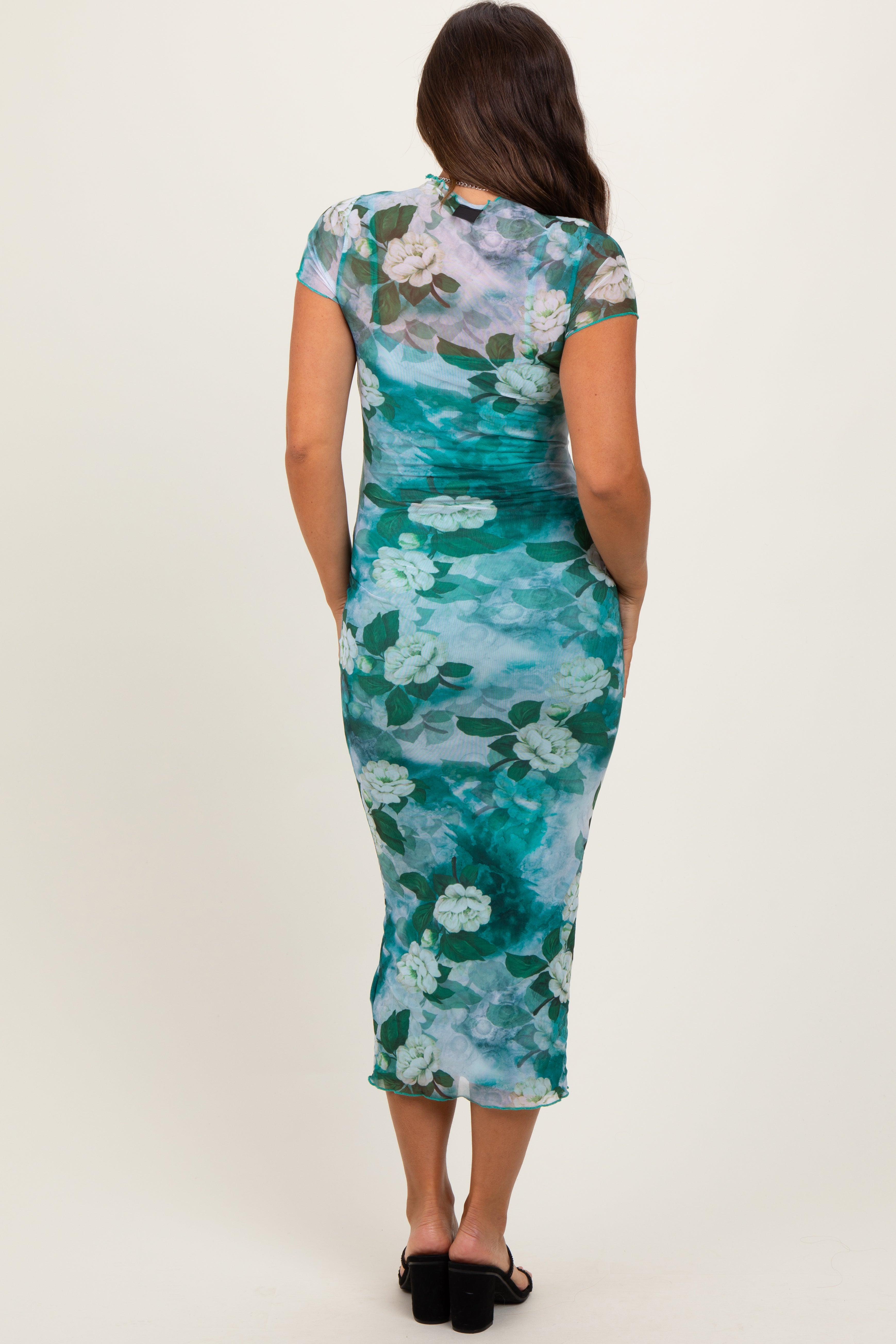Grünes tailliertes Umstands-Maxikleid mit geblümtem Mesh-Überwurf