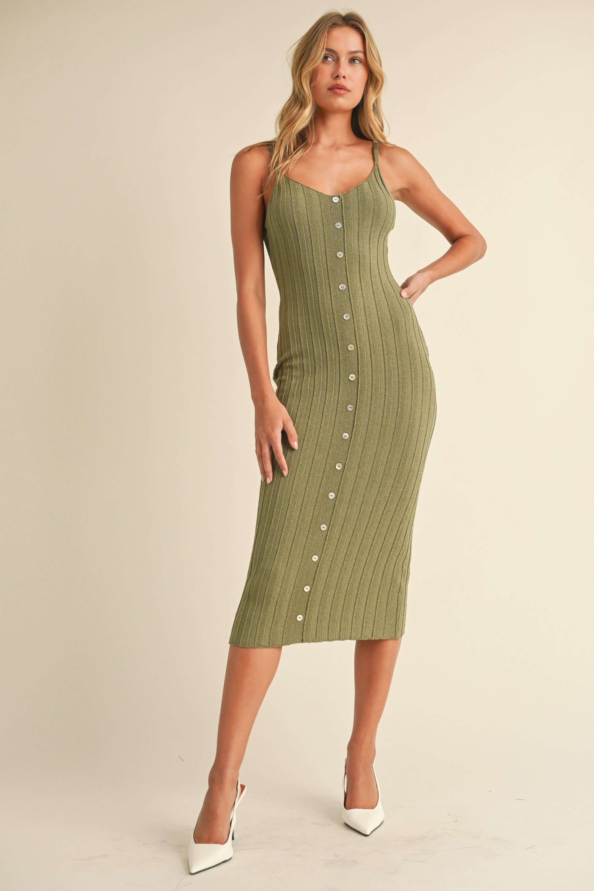 Olivfarbenes ärmelloses Umstands-Midikleid aus Strick mit Knopfdetail