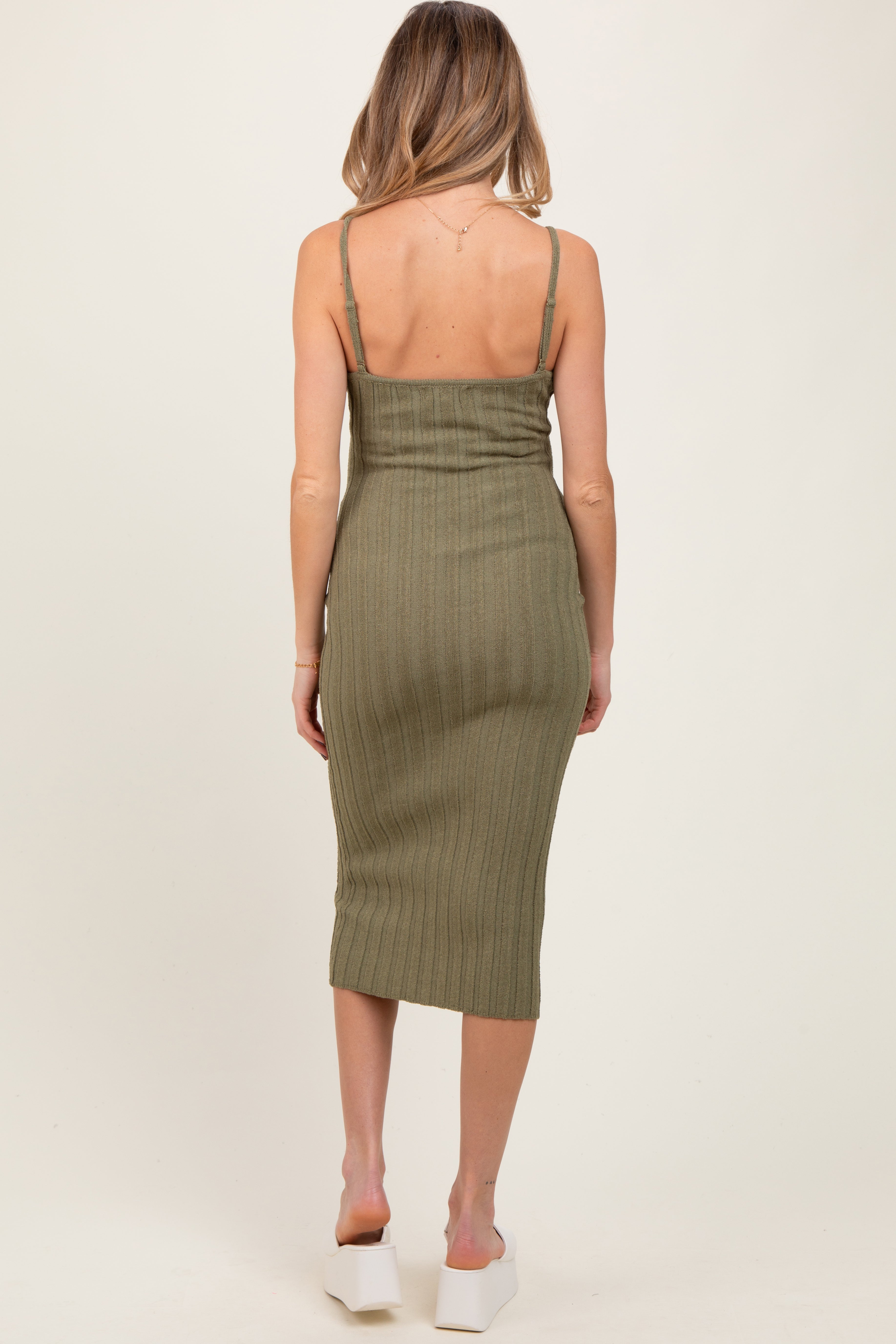 Olivfarbenes ärmelloses Umstands-Midikleid aus Strick mit Knopfdetail