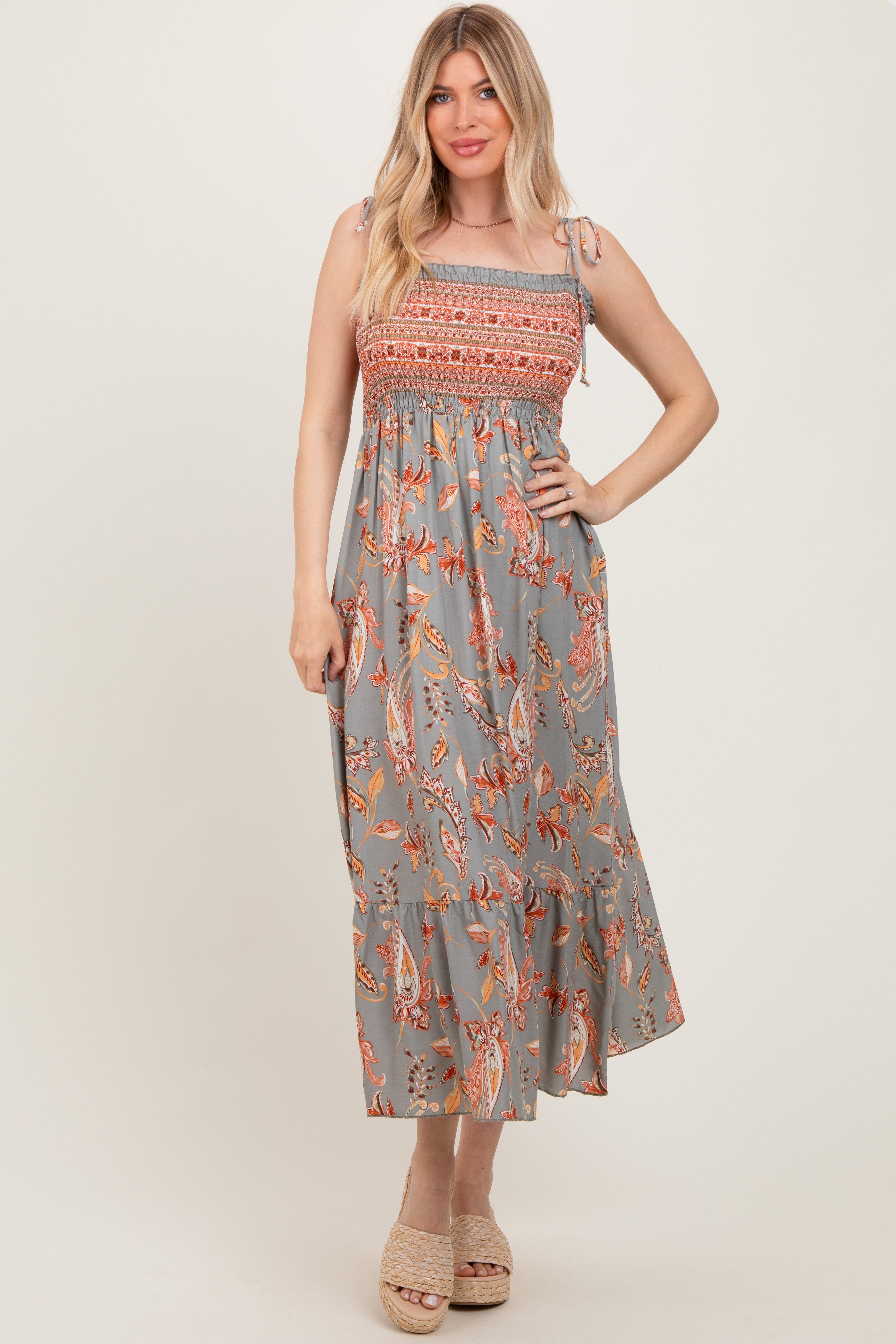Olivfarbenes Umstands-Maxikleid mit Paisley-Muster, Schulterbändern und Smok-Oberteil