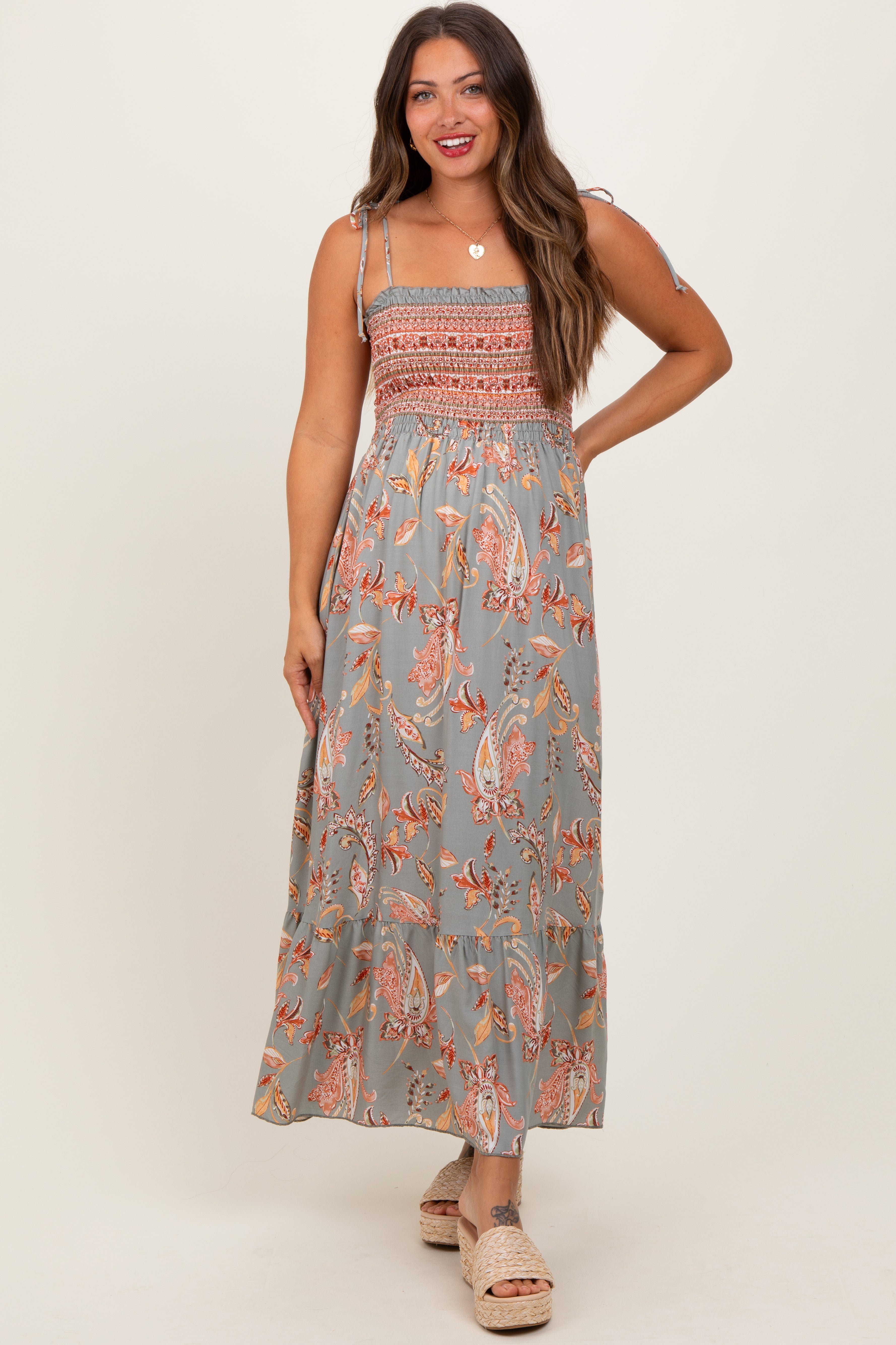 Olivfarbenes Umstands-Maxikleid mit Paisley-Muster, Schulterbändern und Smok-Oberteil